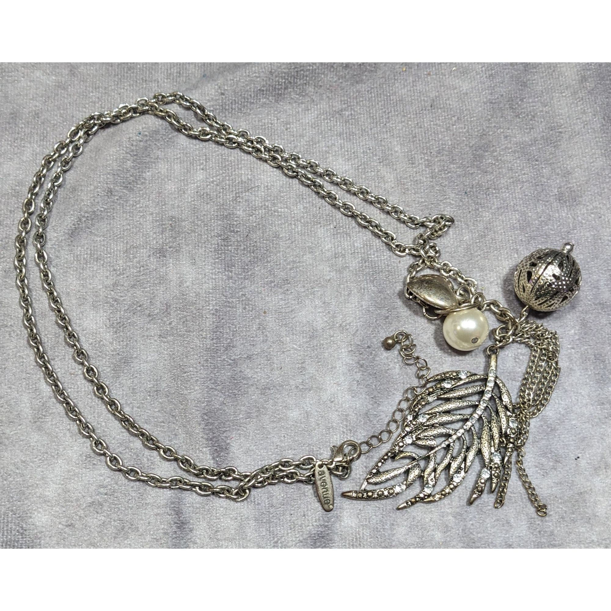 Avenue Avenue Y2K Cluster Charm Pendant Necklace Size ONE SIZE - 9 Thumbnail