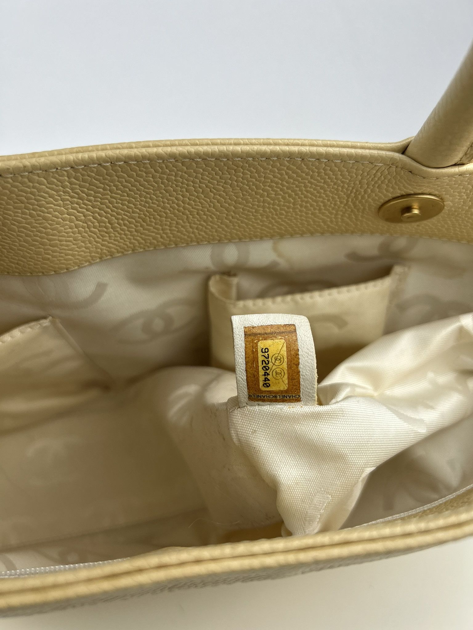 Chanel 2004-2005 Chanel coco mark caviar open tote bag in buttery Size ONE SIZE - 19 Thumbnail
