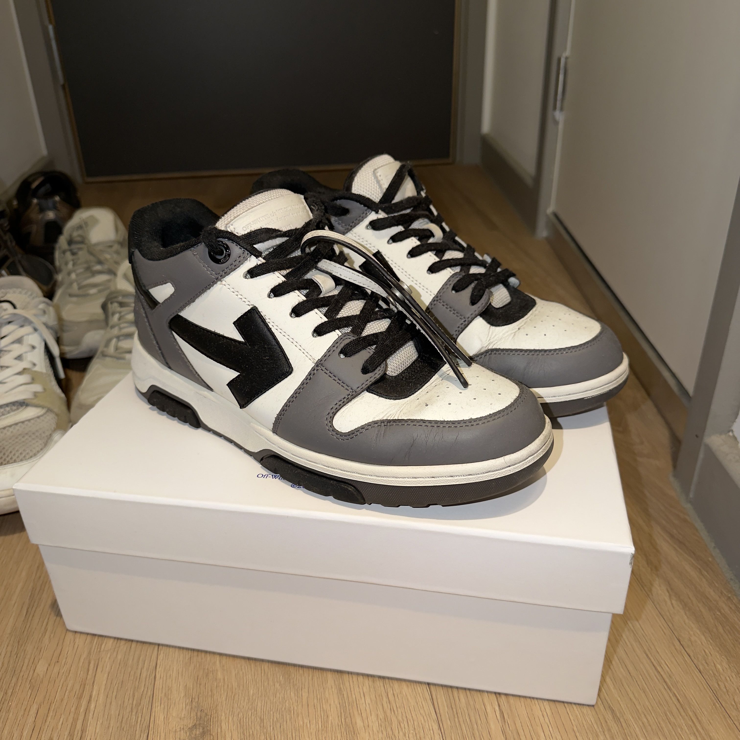 Off-White Off-White Out Of Office Size US 11 / EU 44 - 1 Thumbnail