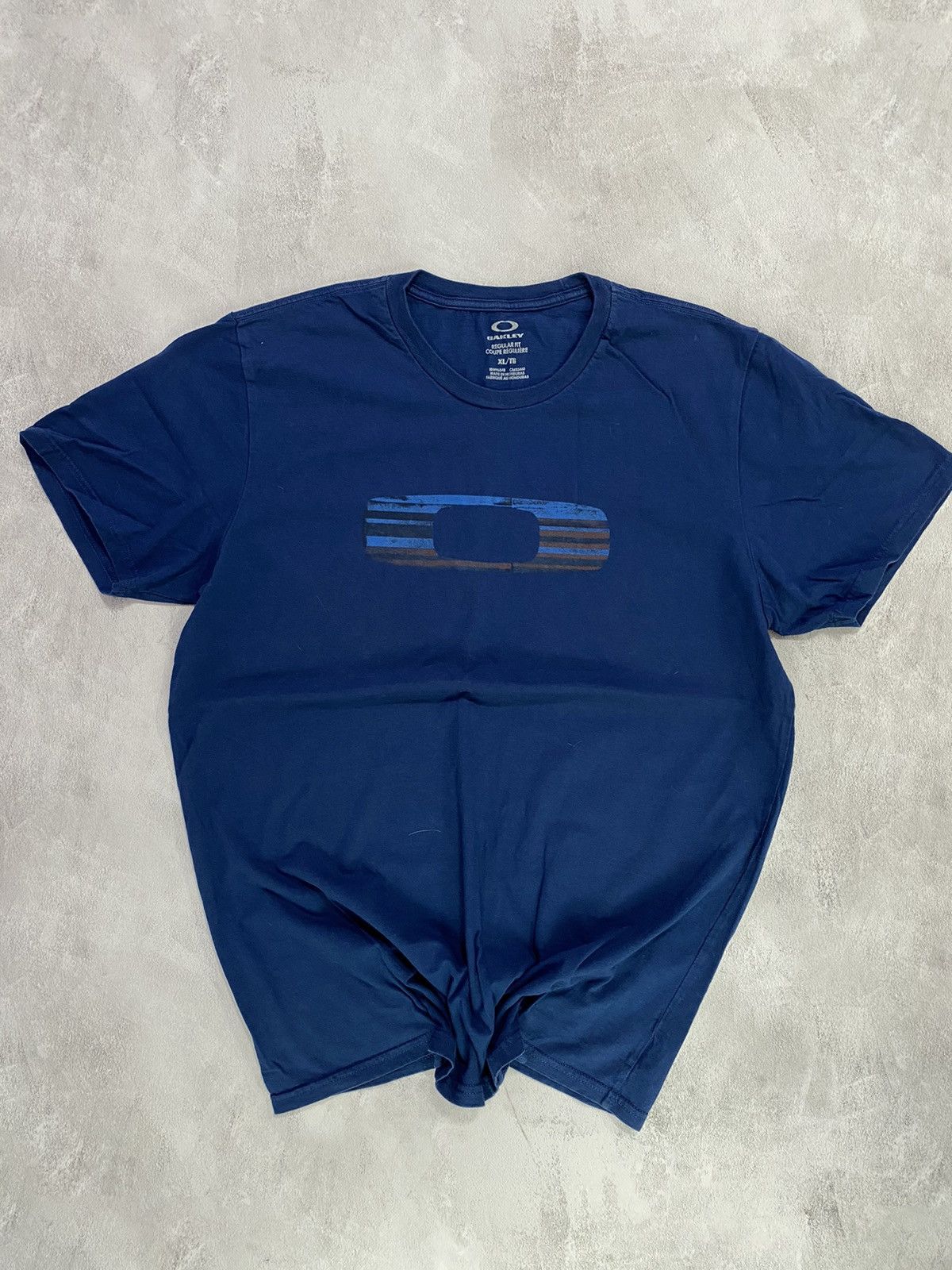 Japanese Brand 💨Vintage T-Shirt OAKLEY Center Logo Size US XL / EU 56 / 4 - 1 Thumbnail