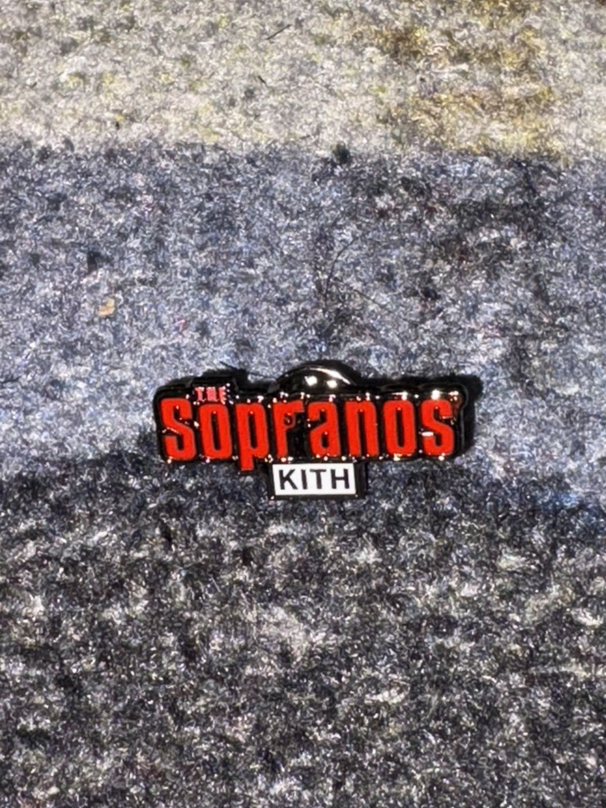 Kith Kith x The Sopranos Logo Pin Size ONE SIZE - 1 Thumbnail
