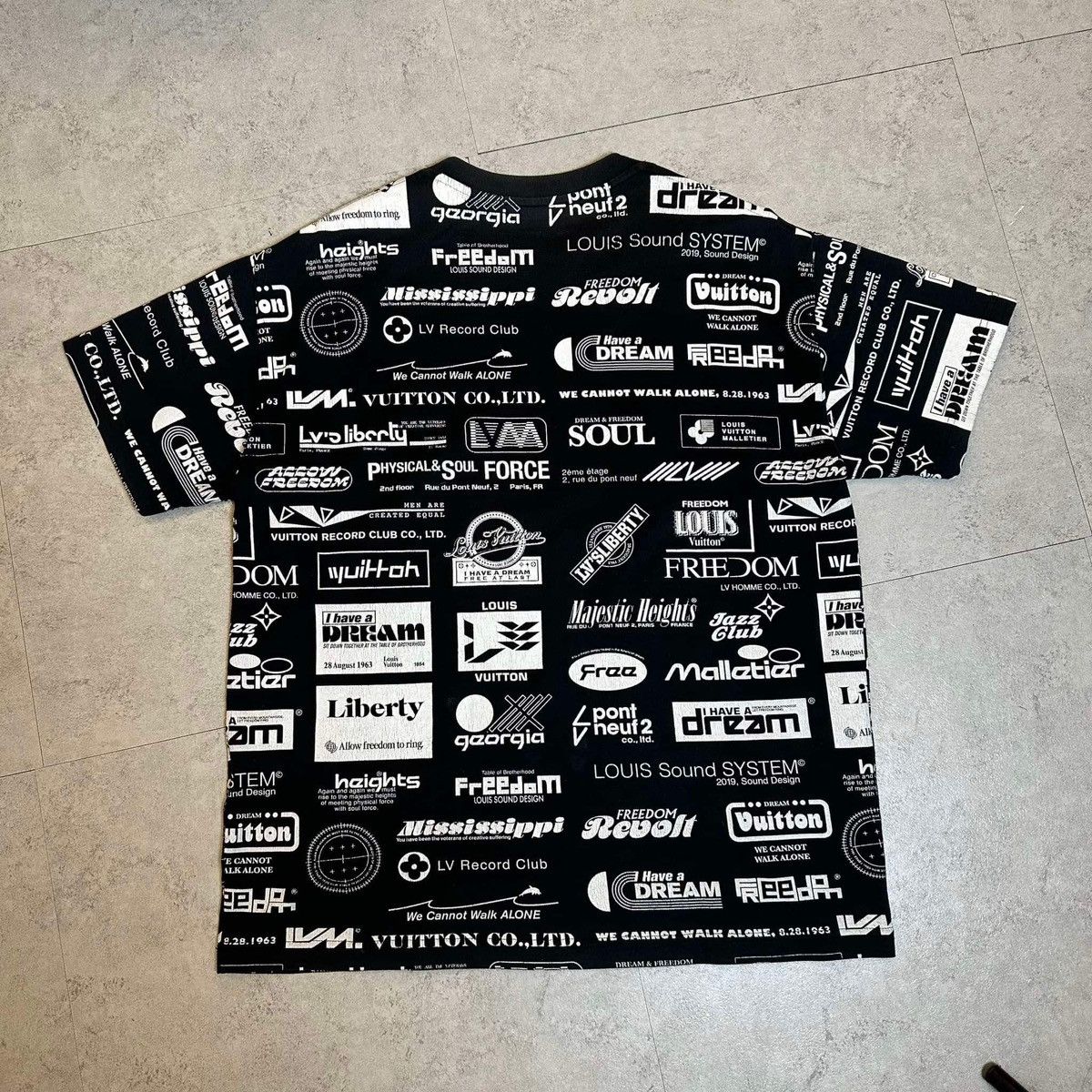 Louis Vuitton LOUIS VUITTON FULL LOGO T SHIRT Size US S / EU 44-46 / 1 - 3 Thumbnail