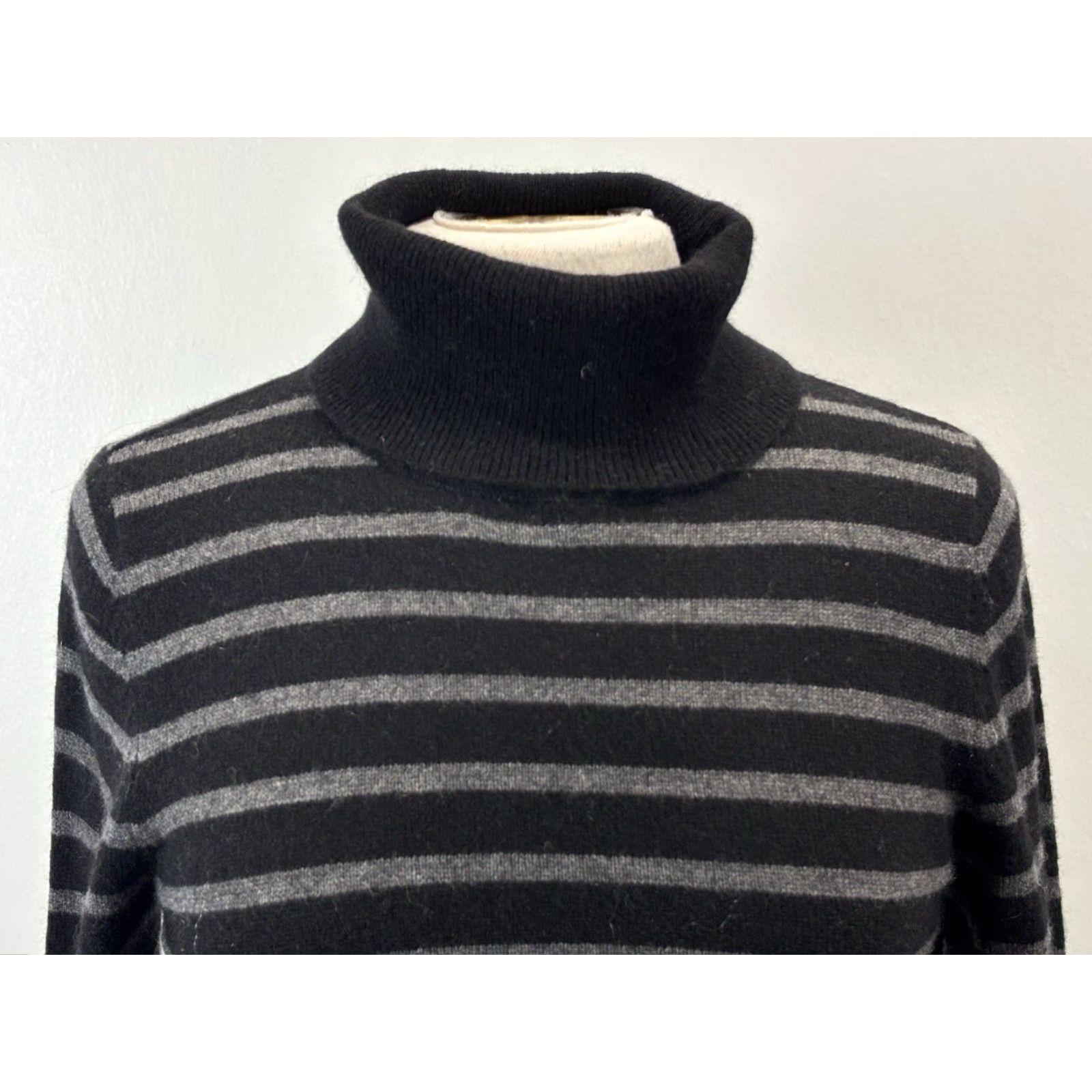 Vintage VINTAGE Peck & Peck 100% Cashmere Turtleneck Sweater Women's Medium Black Grey Stripe Classic Pullover Size M / US 6-8 / IT 42-44 - 5 Thumbnail