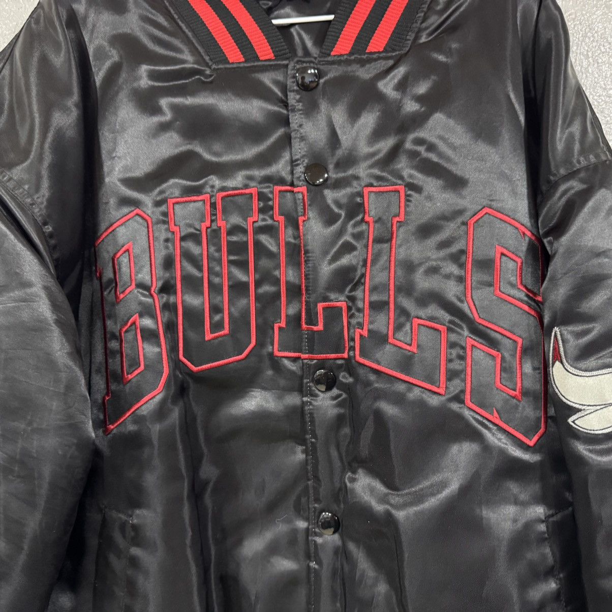 Majestic Vtg Chicago Bulls Satin Bomber Jacket Red Black Mens 2-3XL Size US XXL / EU 58 / 5 - 7 Thumbnail