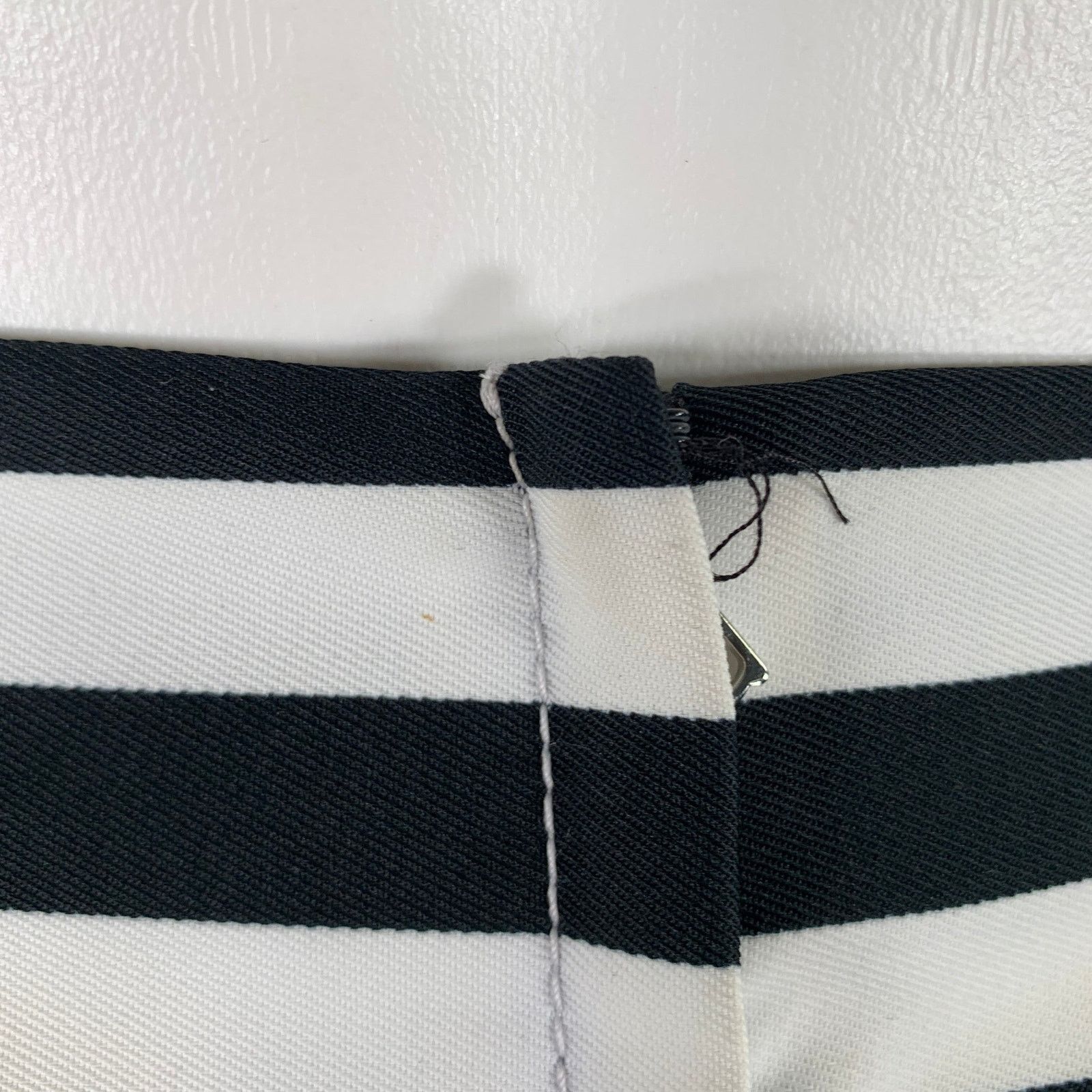Marc Jacobs MARC JACOBS Size 6 Black White Polyester Stripe Pencil Skirt Size 28" / US 6 / IT 42 - 3 Thumbnail