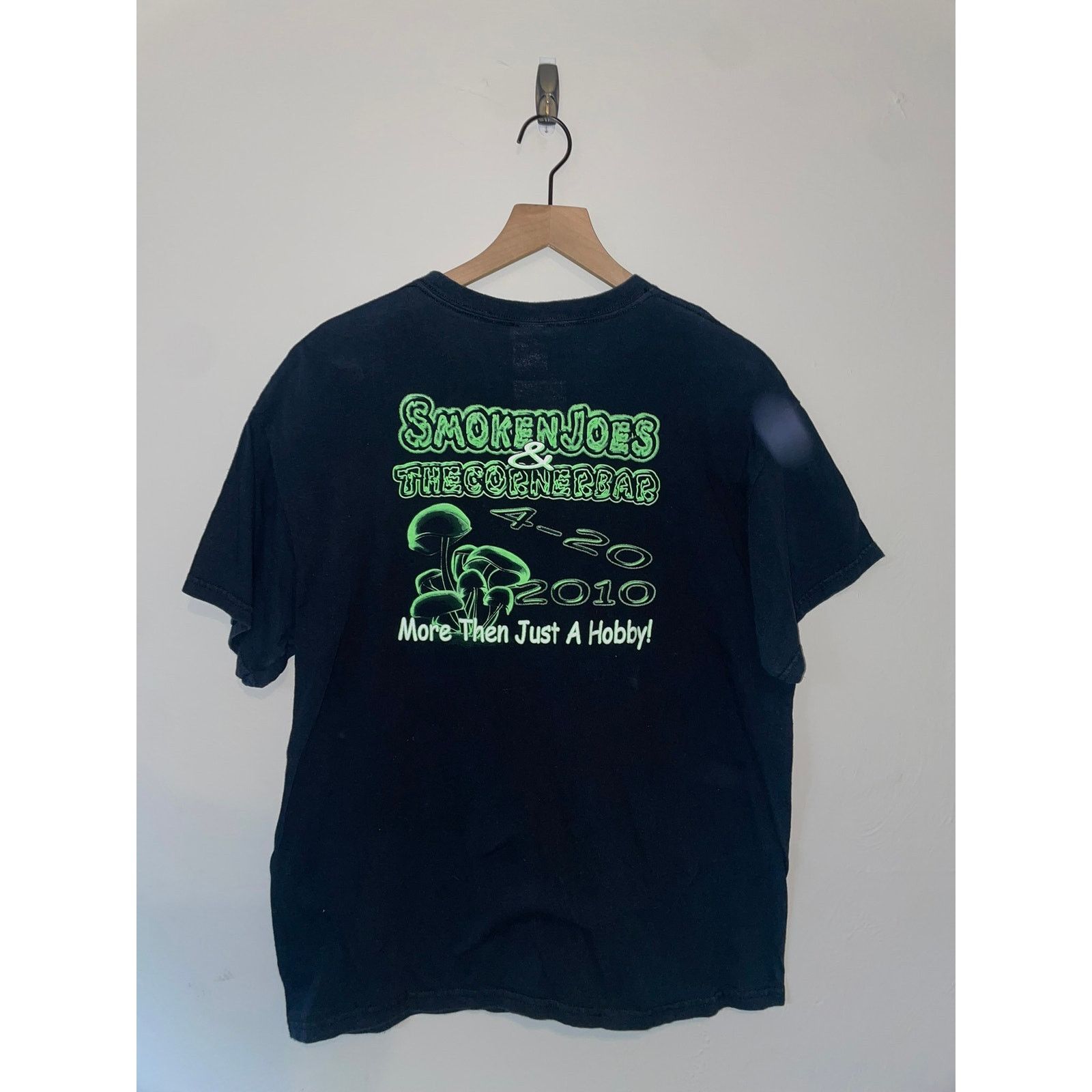 Gildan Smoken Joes Shirt and The Corner Bar 420 Weed Tee Graphic L Size US L / EU 52-54 / 3 - 1 Thumbnail
