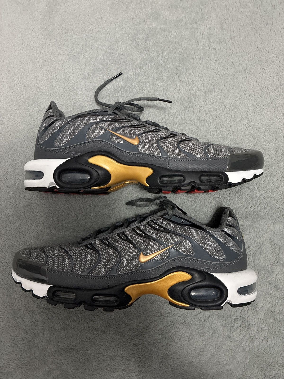 Nike air max plus SE iron grey metallic gold