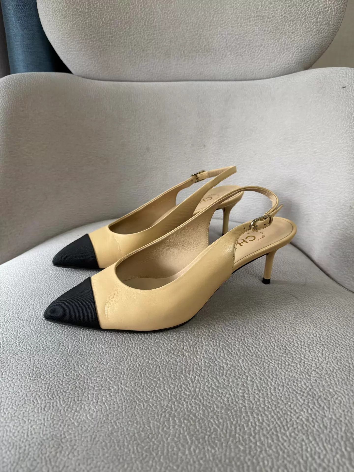 Chanel Chanel Kitten Heels Pointed Toe Beige/Black Leather 36.5 Size US 6 / IT 36 - 1 Thumbnail