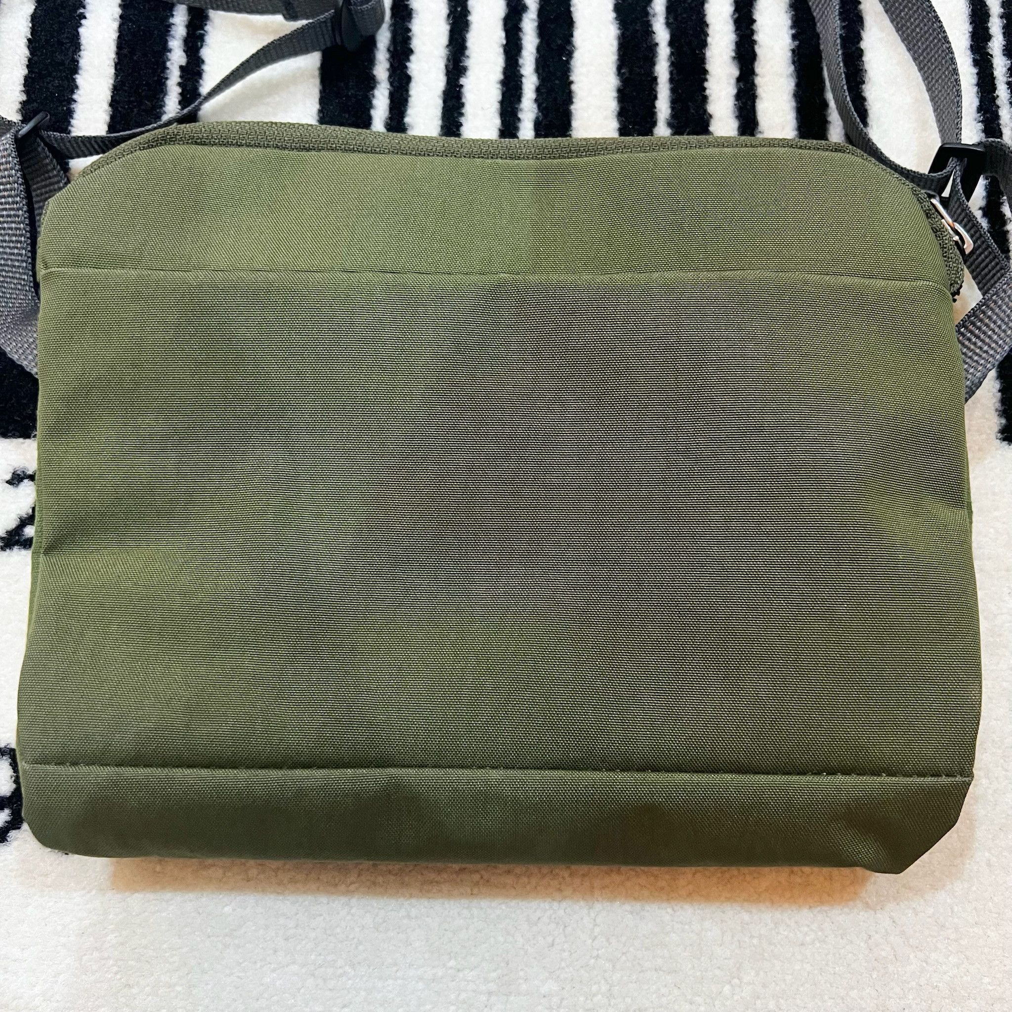 Bellroy Bellroy City Pouch Plus Crossbody Bag - Ranger Green. Size ONE SIZE - 5 Thumbnail