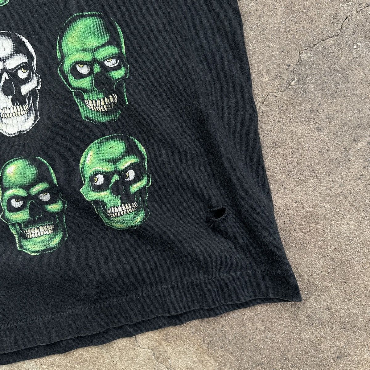 Vintage Vintage 00’s Green Skulls Distressed T-shirt Size US L / EU 52-54 / 3 - 4 Thumbnail