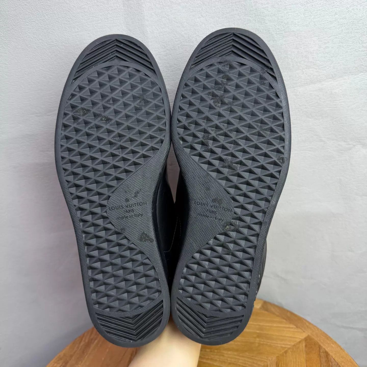 Louis Vuitton LV logo black leather sneaker 98 new Uk7/EU41 Size US 8 / EU 41 - 7 Thumbnail