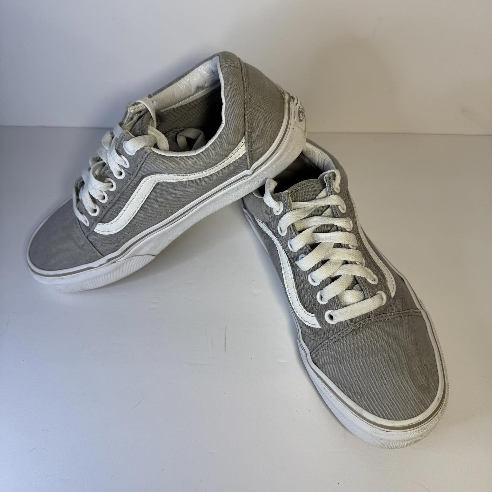Vans Vans Old Skool Skate Shoe Men's 6.5 Women's Gray & White Size US 6.5 / EU 39-40 - 2 Thumbnail