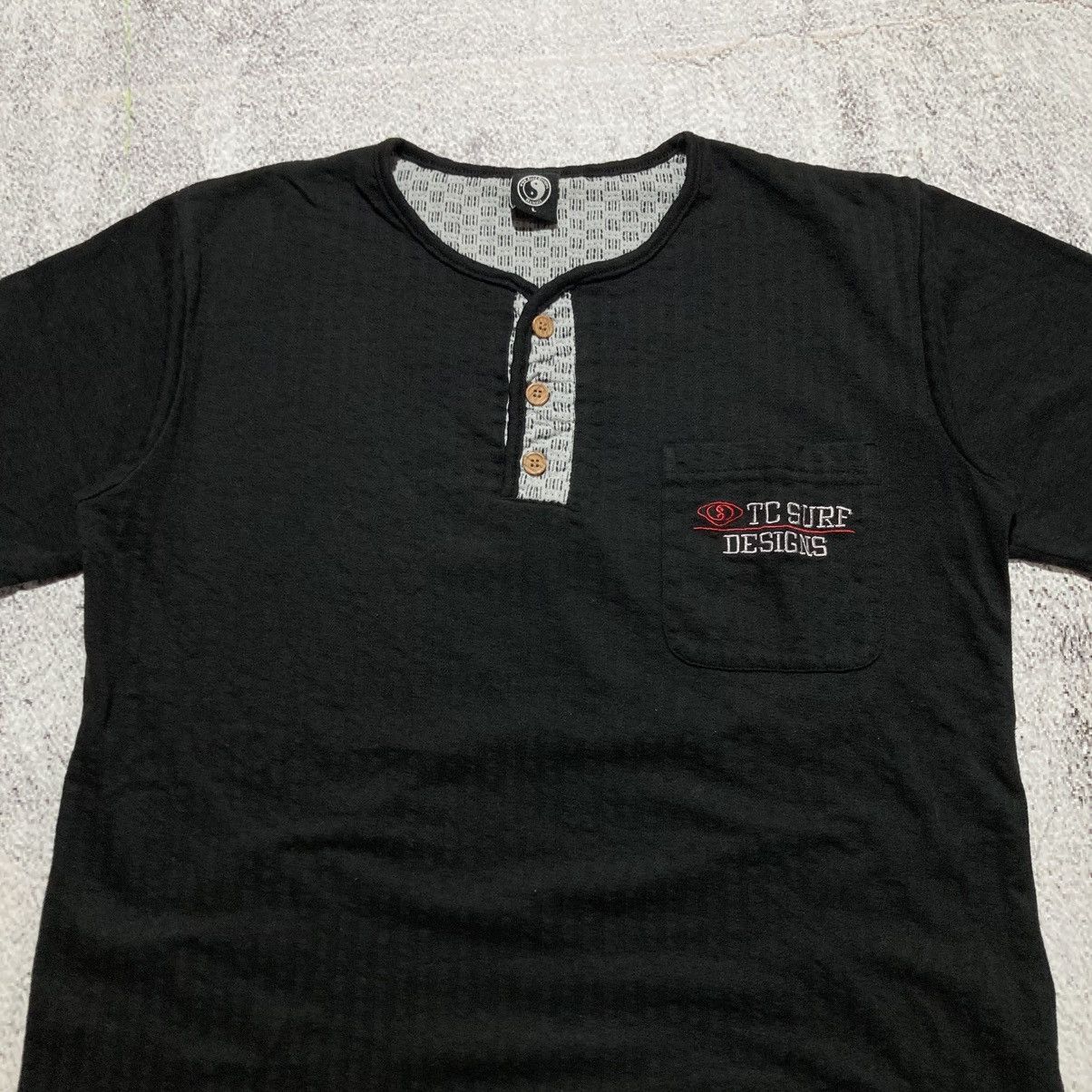Japanese Brand 2000s T&C Surf Pocket Logo Traditional Tee Gothic Punk Style Size US M / EU 48-50 / 2 - 2 Thumbnail