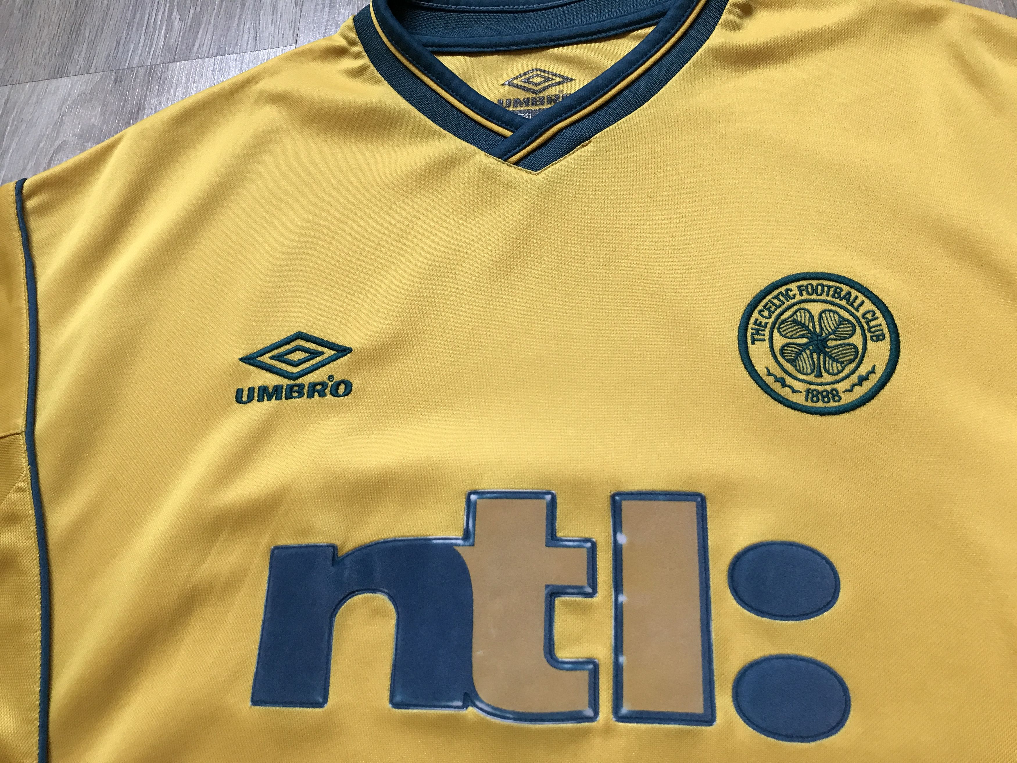Umbro × Vintage Vintage Umbro Celtic Football Jersey 2000-2002 Size US M / EU 48-50 / 2 - 4 Thumbnail