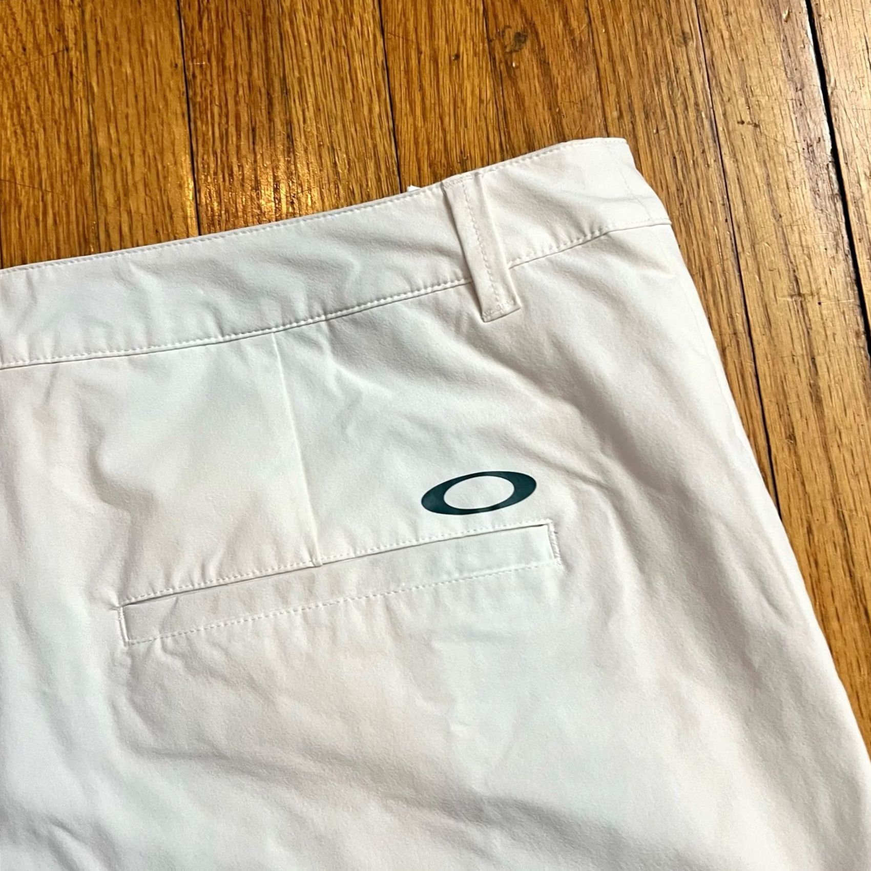 Oakley Oakley Golf Shorts Womens XL Performance Regular White Green Chino With Oakley Brand? Size 40" / US 18 - 3 Thumbnail