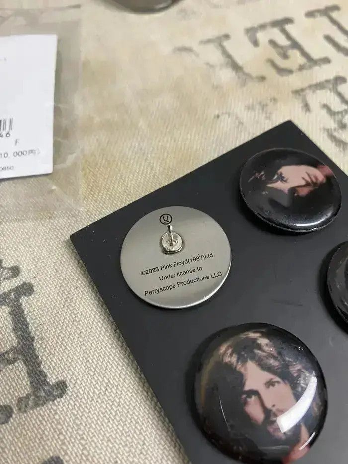 Undercover Undercover 23SS Pink Floyd "Dark side of the moon" Pins Se Size ONE SIZE - 3 Thumbnail