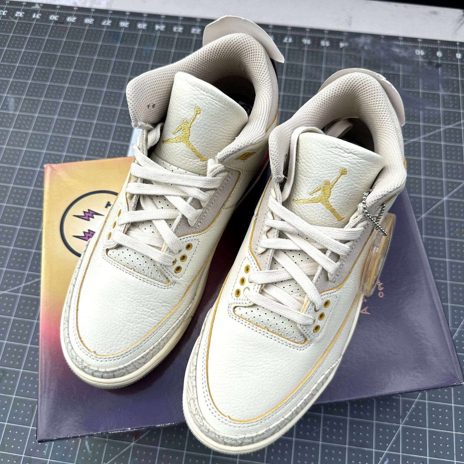 Jordan Brand Brand New J Balvin x Jordan 3s Size US 6.5 / IT 36.5 - 2 Thumbnail