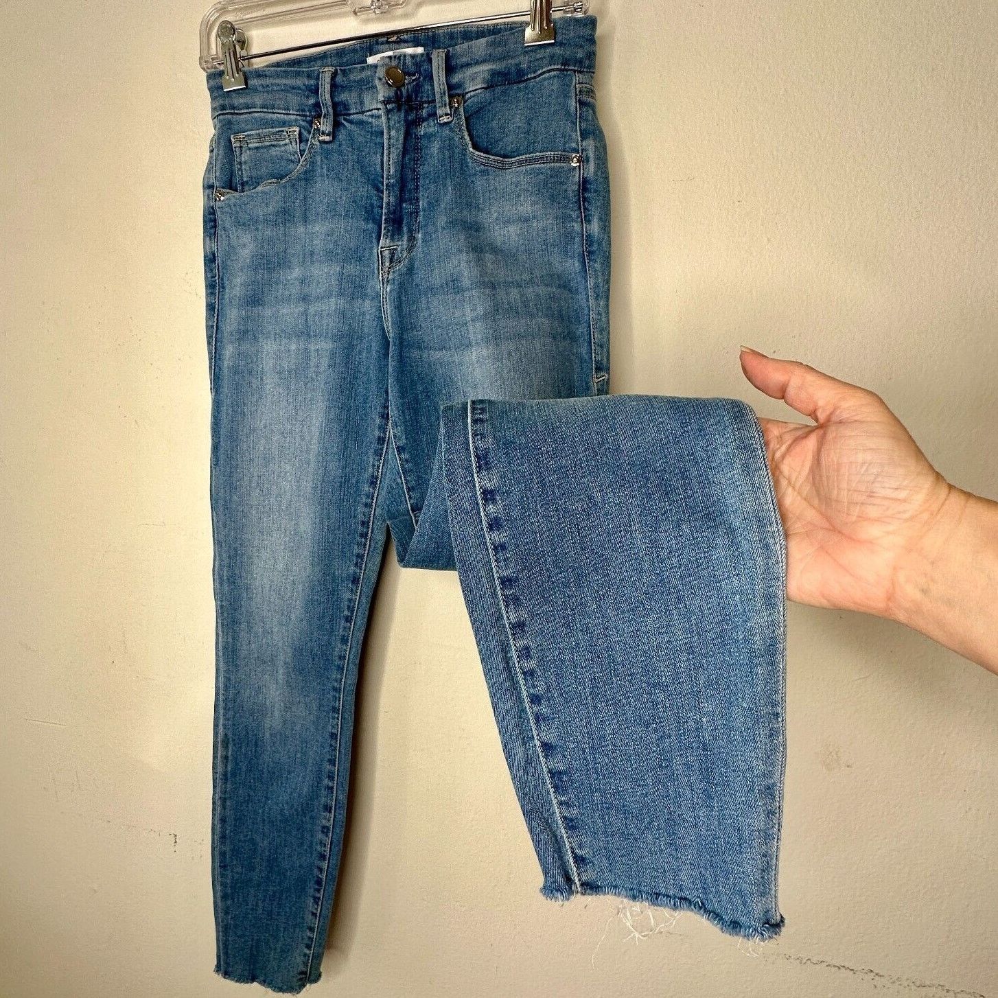 Good American Good American Blue Good Legs Cropp Mid-Rise Booty Shaping 28 Size 28" / US 6 / IT 42 - 1 Thumbnail