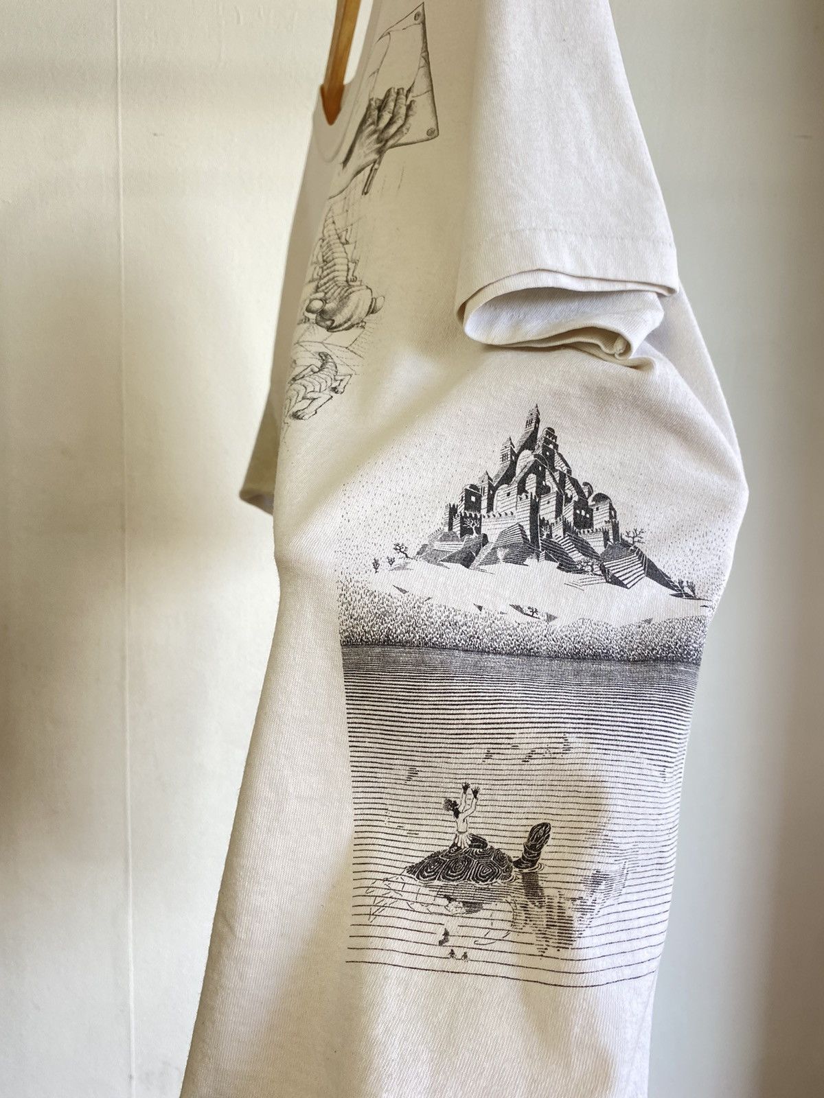 Vintage Vintage MC Escher 1991 Full Print art tee Size US L / EU 52-54 / 3 - 10 Thumbnail