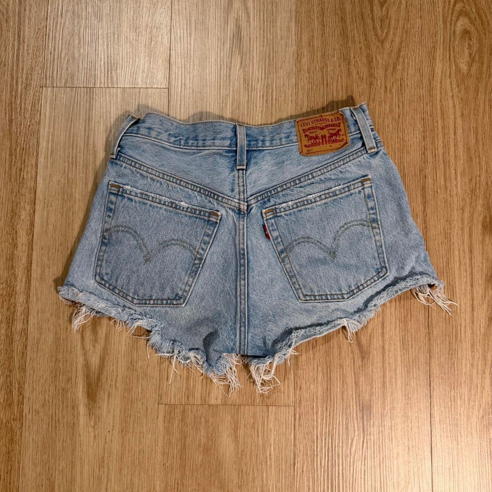 Levi's Levis 501 cutoff denim shorts Size 26" / US 2 / IT 38 - 2 Thumbnail
