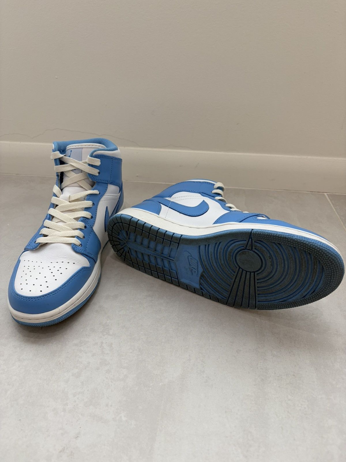 Nike Size 9 - Air Jordan 1 Mid UNC - 554724-106 Size US 9 / EU 42 - 7 Thumbnail