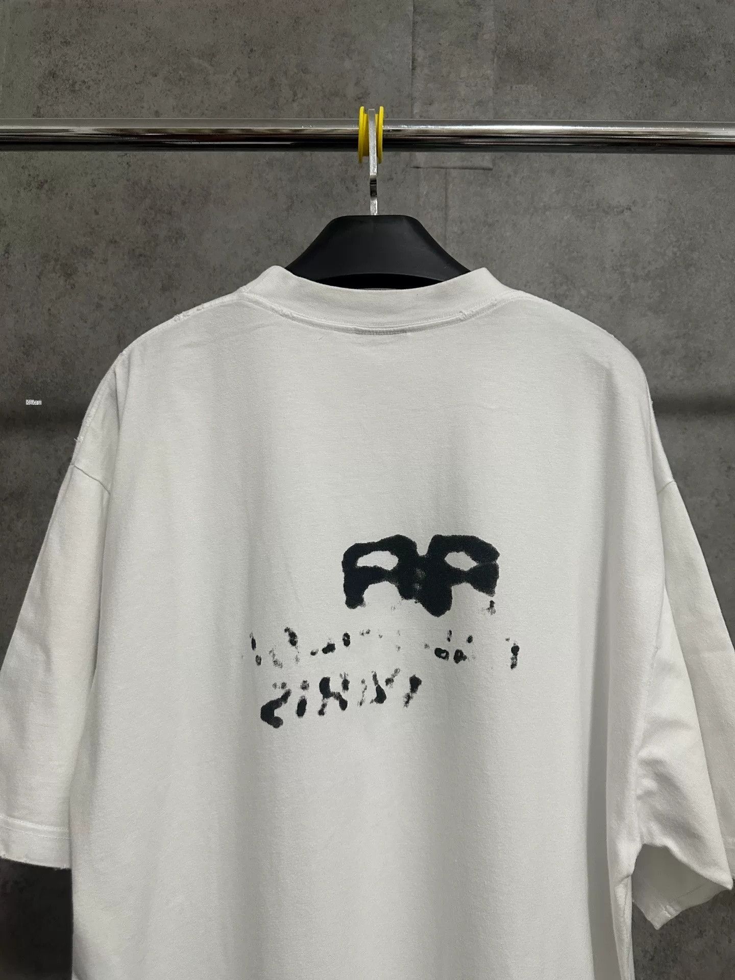 Balenciaga Balenciaga Men's White Splatter Graffiti T-Shirt Size US L / EU 52-54 / 3 - 5 Thumbnail