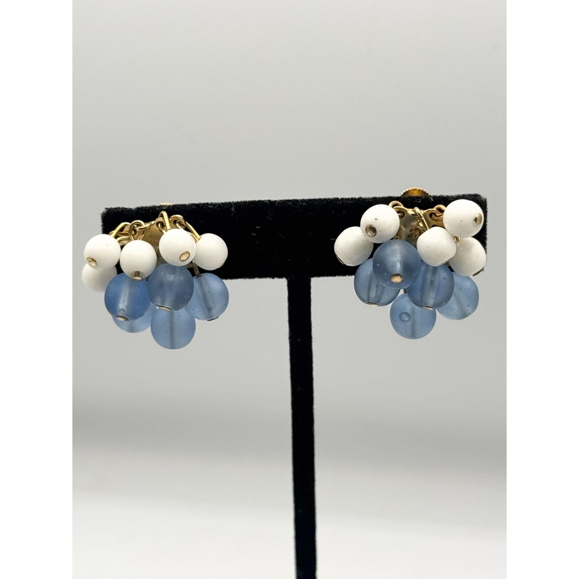 Vintage Vintage Japan blue white milk glass beaded earrings Size ONE SIZE - 3 Thumbnail