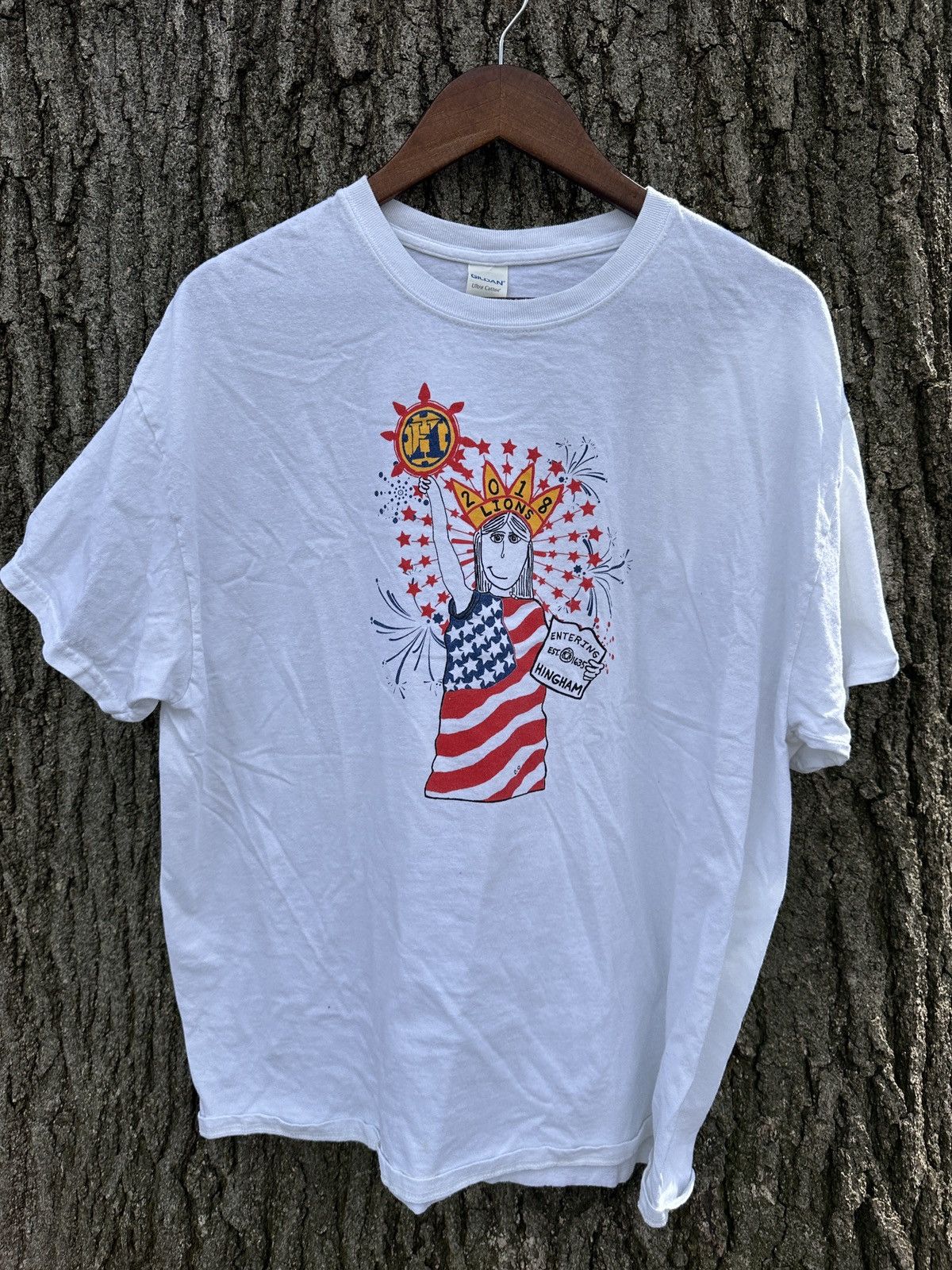 Gildan × Vintage Vintage 2018 Lions Statue Of Liberty White Graphic T Shirt Size US XL / EU 56 / 4 - 1 Thumbnail