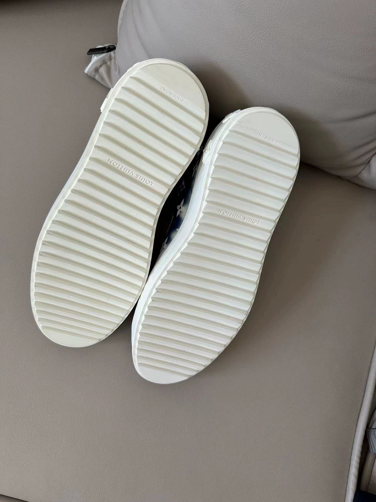 Louis Vuitton LV low-top sneaker (EU 37) new with box Size US 6.5 / IT 36.5 - 3 Thumbnail