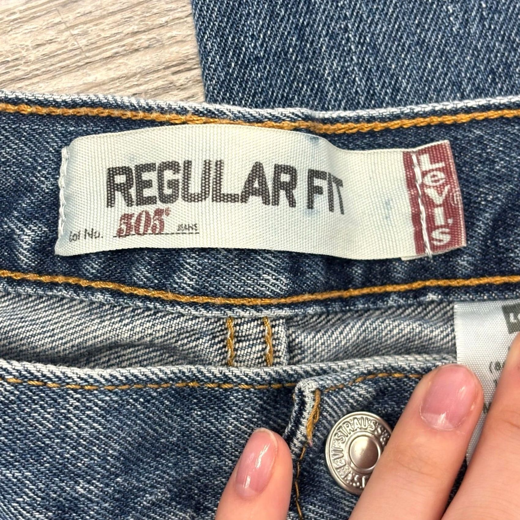 Levi's VINTAGE Levi's 505 Mens Jeans Denim Blue Regular Fit 36x31 Mid Wash Red Tab Boys? Womens? Size US 35 - 4 Thumbnail