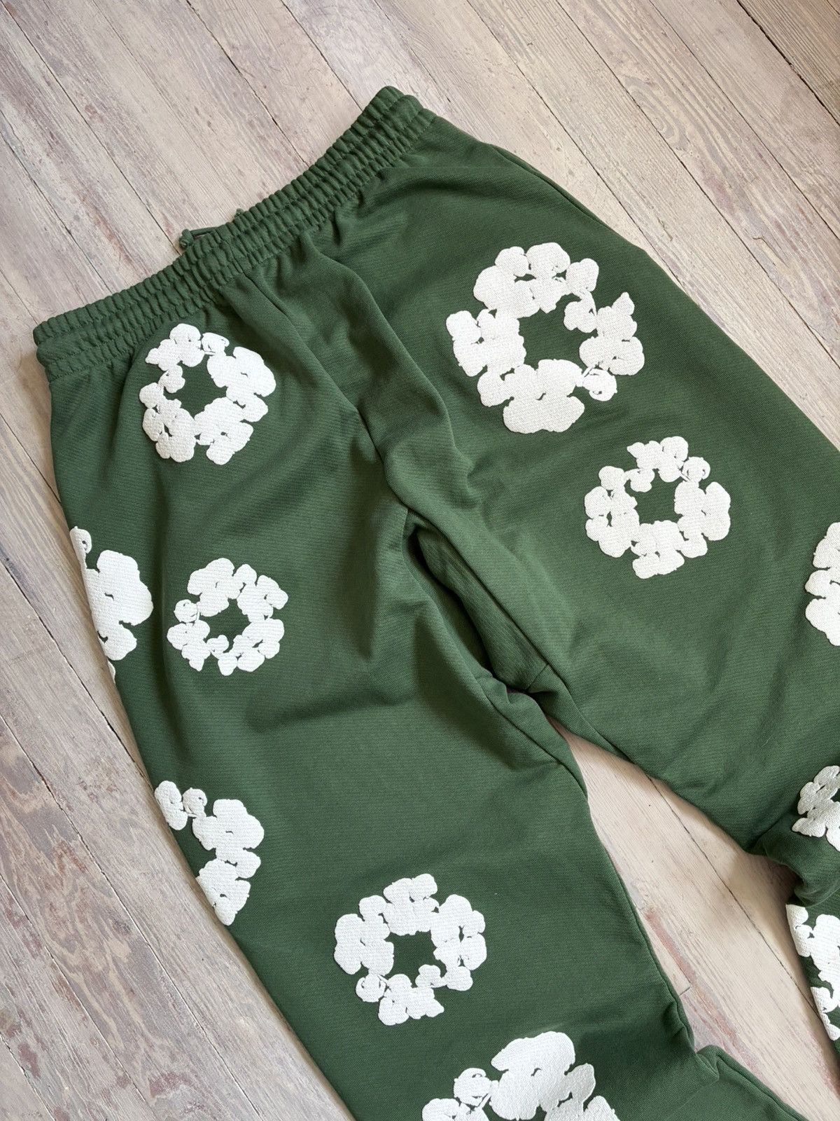 DENIM TEARS Denim Tears Wreath Sweatpants Small Size US 30 / EU 46 - 7 Thumbnail