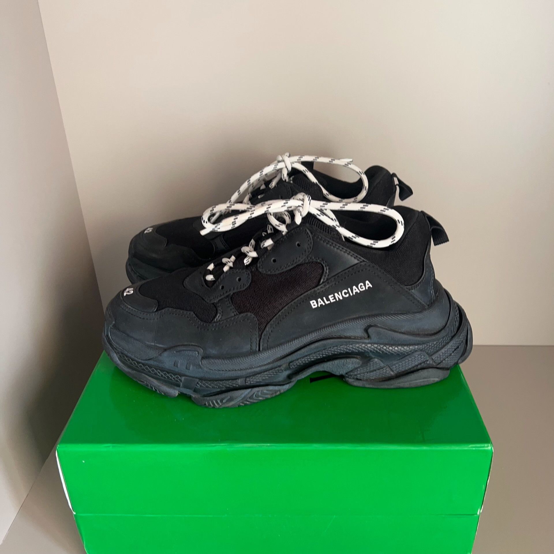 Balenciaga Balenciaga Retro Lowtop Sneakers 9 Men Size US 9 / EU 42 - 1 Thumbnail