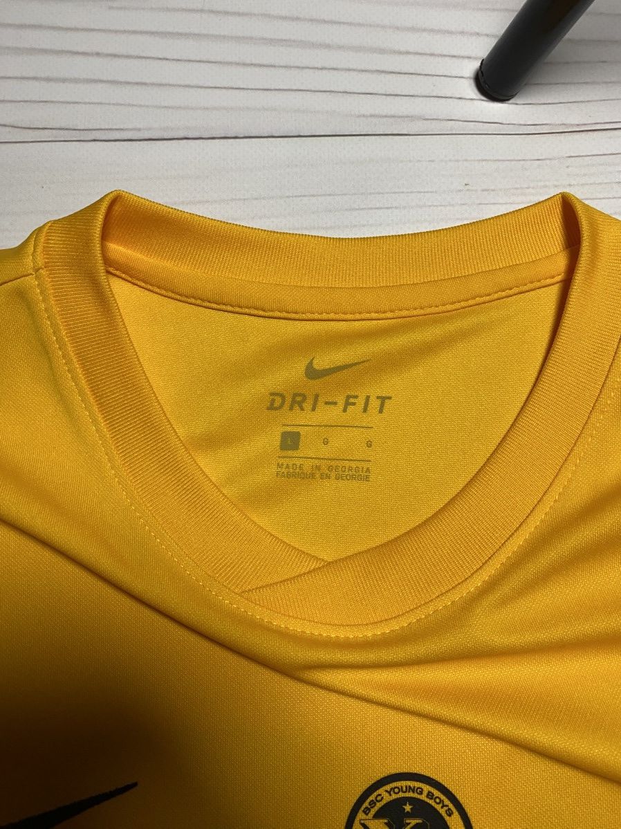 Nike Nike BSC Young Boys 2018 Champions Switzerland jersey Size US L / EU 52-54 / 3 - 3 Thumbnail