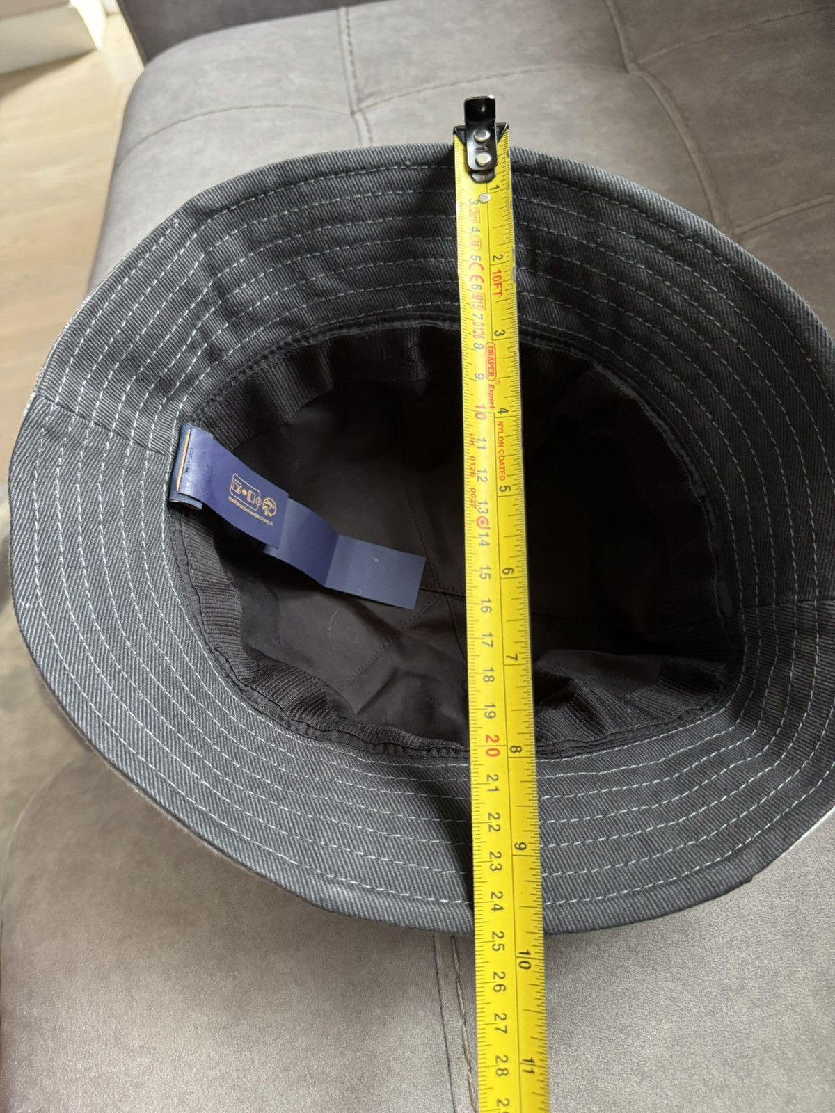 Louis Vuitton LOUIS VUITTON bucket hat study all photos and description Size ONE SIZE - 14 Thumbnail