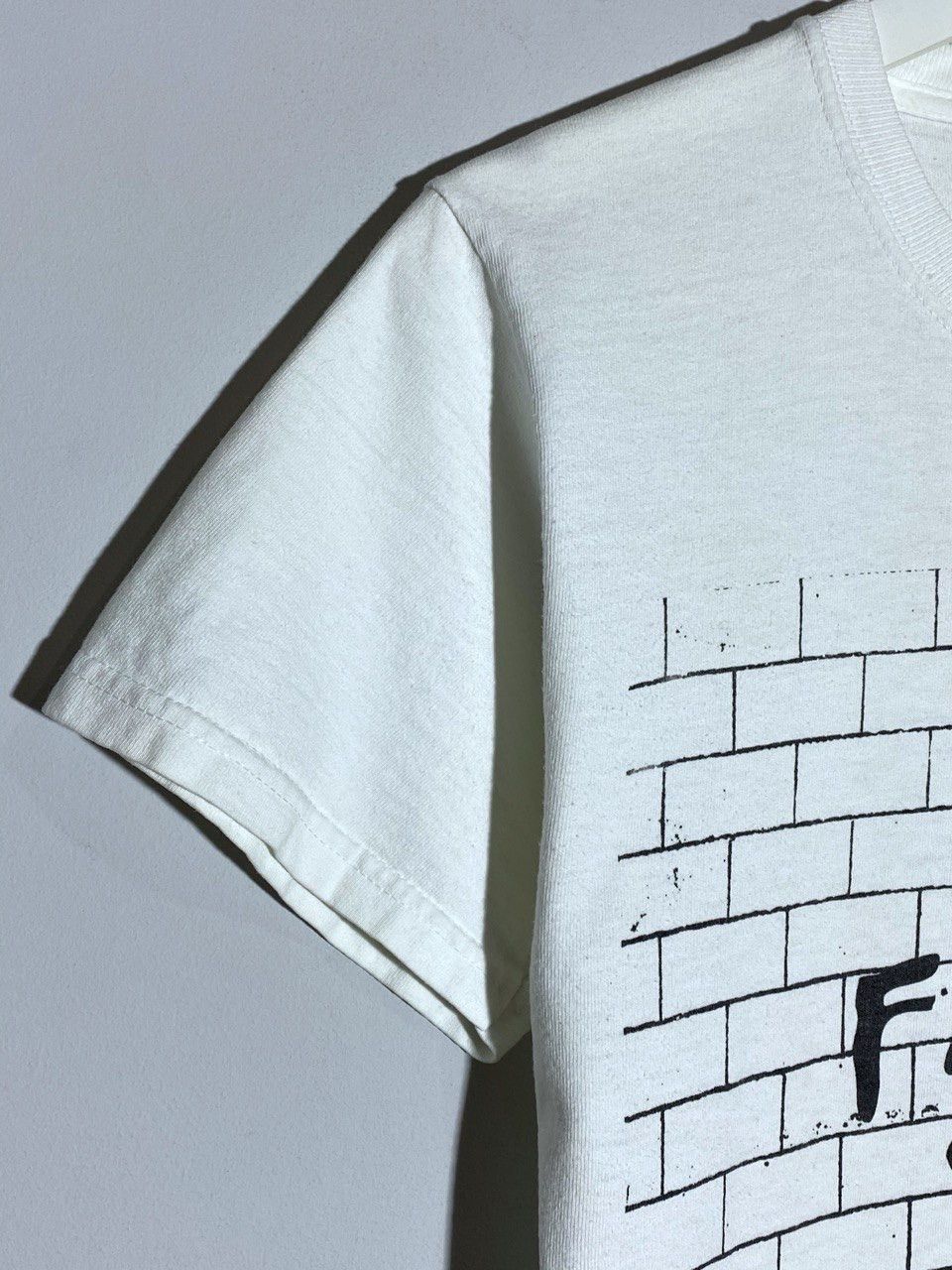 Pink Floyd Vintage 2000s Pink Floyd The Wall Graphic Band T-shirt Size US S / EU 44-46 / 1 - 8 Thumbnail