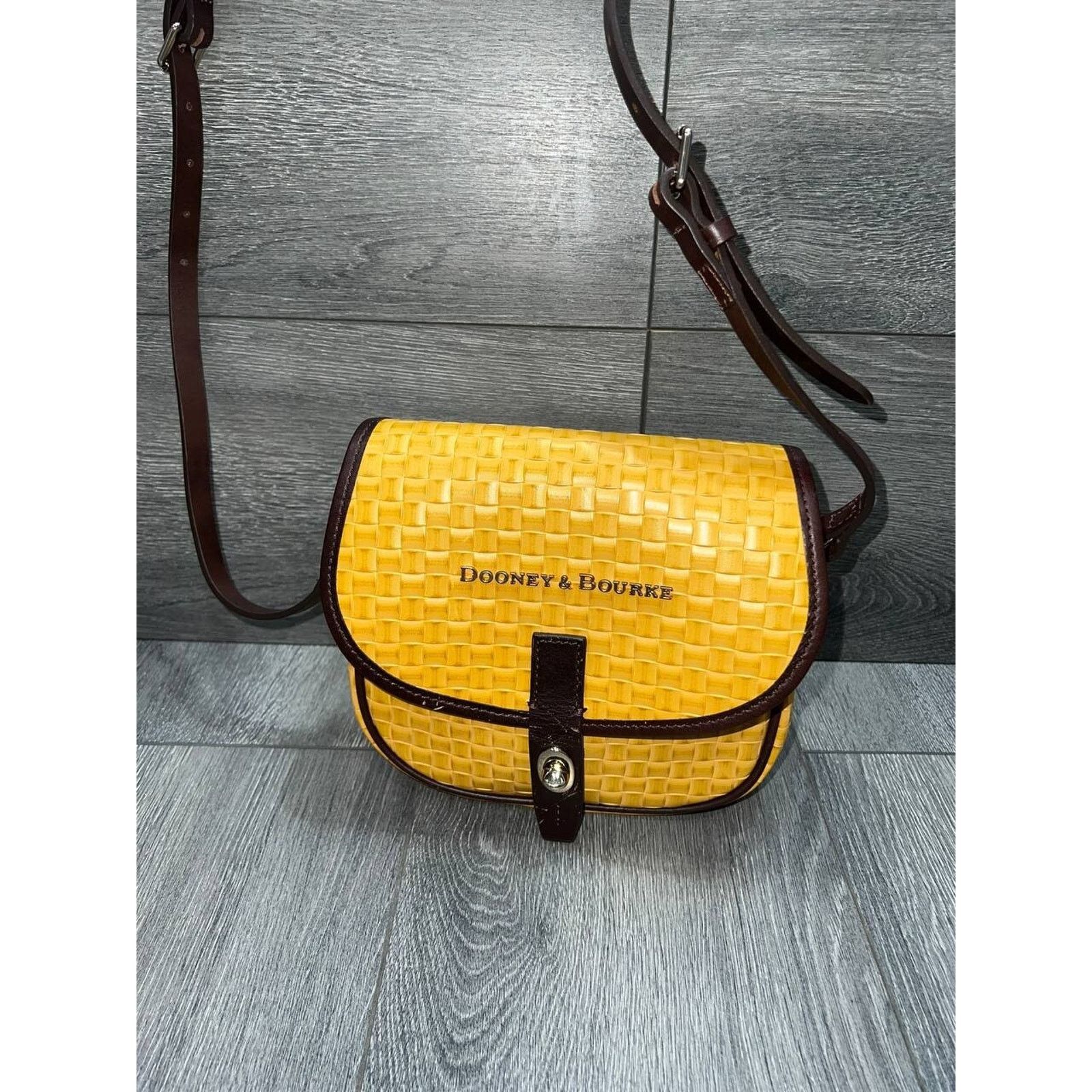 Dooney & Bourke Rare Dooney & Bourke Mustard crossbody medium Bag B000485 Size ONE SIZE - 1 Thumbnail