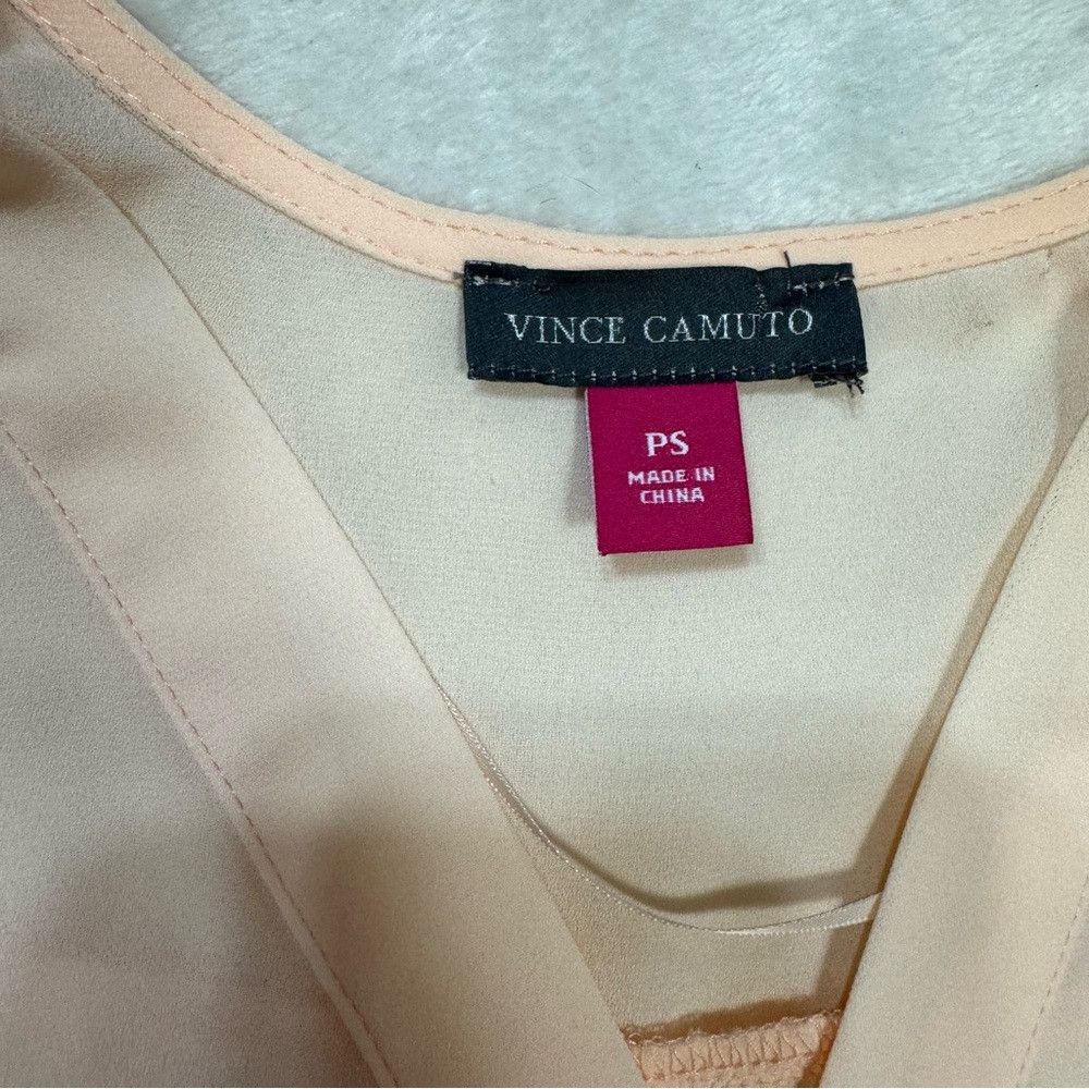 Vince Camuto NWT New $69 Vince Camuto V-Neck Flutter Sleeve Blouse Size Size S / US 4 / IT 40 - 7 Thumbnail