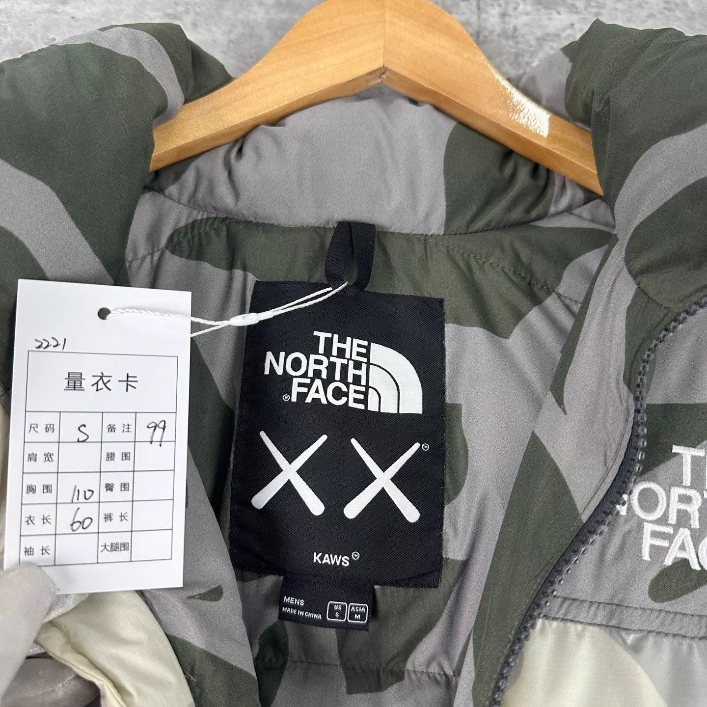 The North Face KAWS x TNF 700FP Puffer Jacket S 99 New 5 Patches Size US S / EU 44-46 / 1 - 3 Thumbnail
