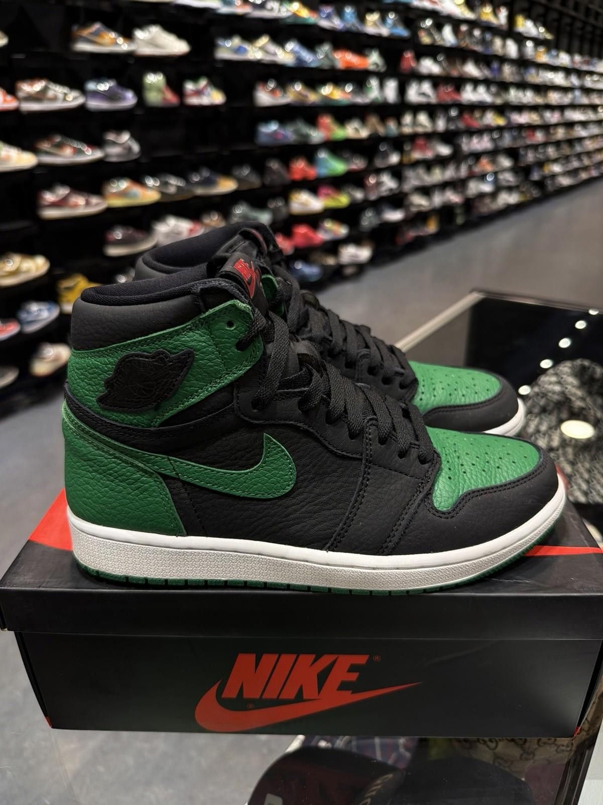 Jordan Brand Size 8.5 - Jordan 1 Retro OG High Pine Green 2.0 555088 030 Size US 8.5 / EU 41-42 - 1 Thumbnail