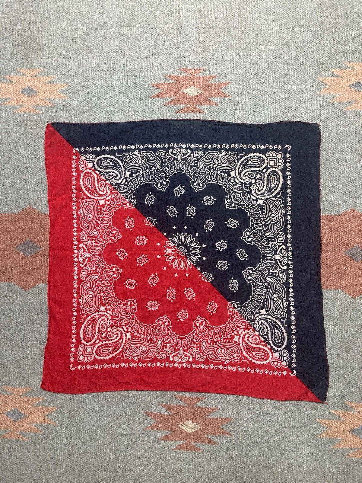 Vintage Vintage bandana paisley print red blue split 2 tone cotton Size ONE SIZE - 6 Thumbnail