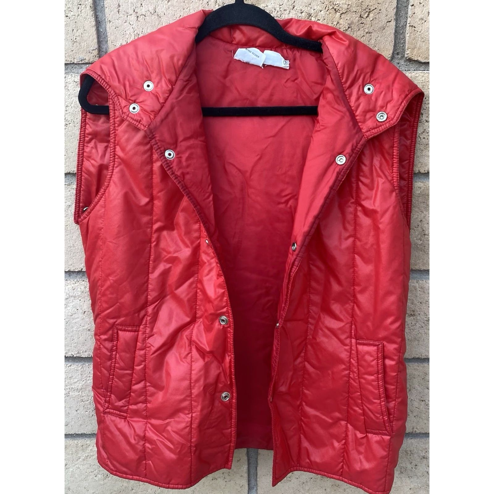 Vintage VINTAGE RPM Vest Puffer Quilted Hooded Red M Men 80s Taiwan ROC Vintage Outdoor Coat Style: Puffer Jacket Decade: 80s Size US M / EU 48-50 / 2 - 7 Thumbnail