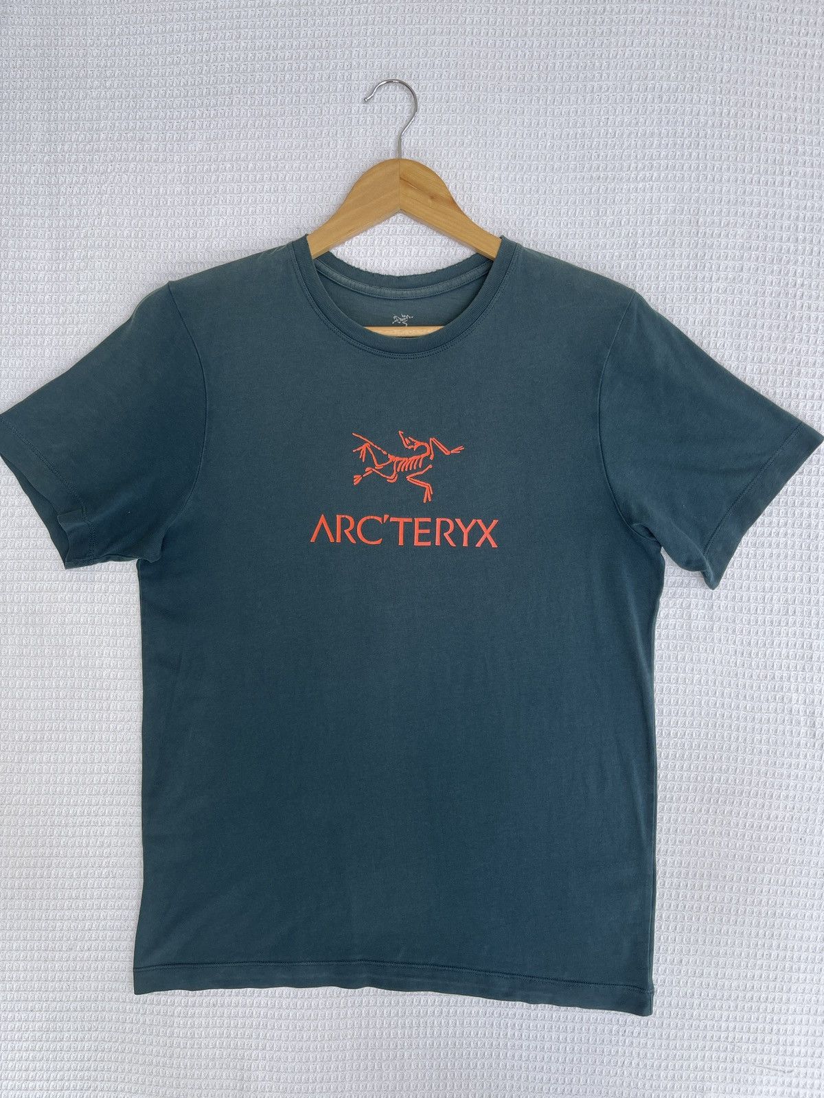 Arc'teryx Rare🔥Sun Faded Arc’teryx Big Logo Thrashed Tee Size US M / EU 48-50 / 2 - 9 Thumbnail