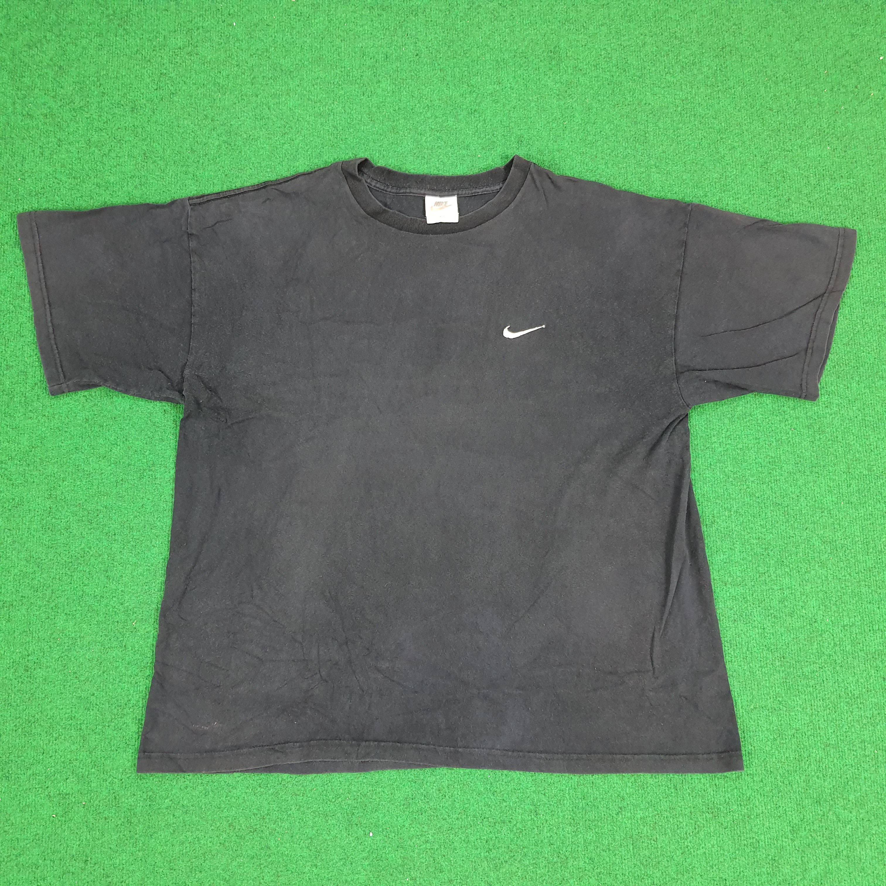 Vintage Nike Embroidery Swoosh Logo tshirt