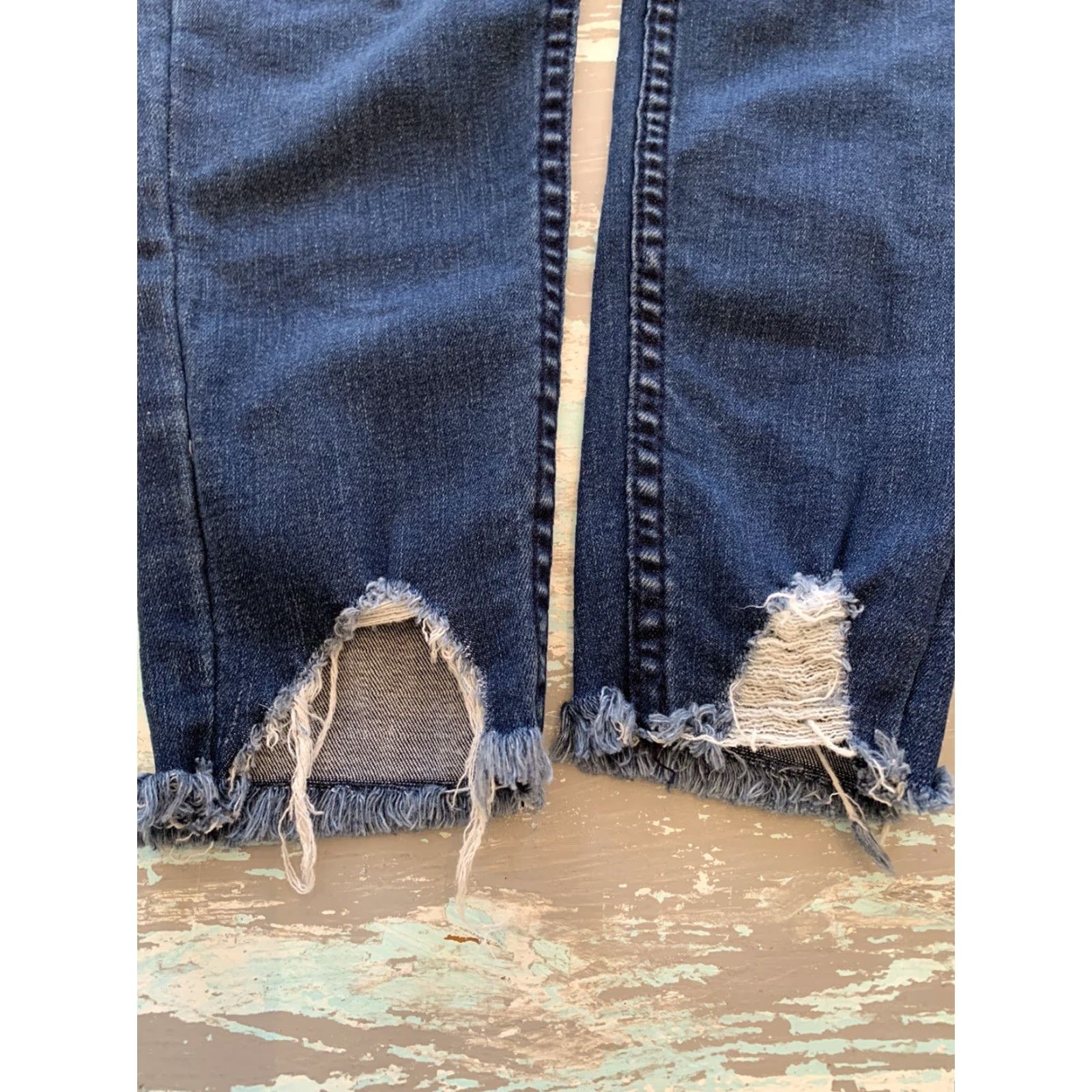Denim & Co. VINTAGE 6 Denim Co Jeans Women's Dark Wash Distressed Stretch Denim Raw Hem 26" Inseam Blues Size 28" / US 6 / IT 42 - 3 Thumbnail