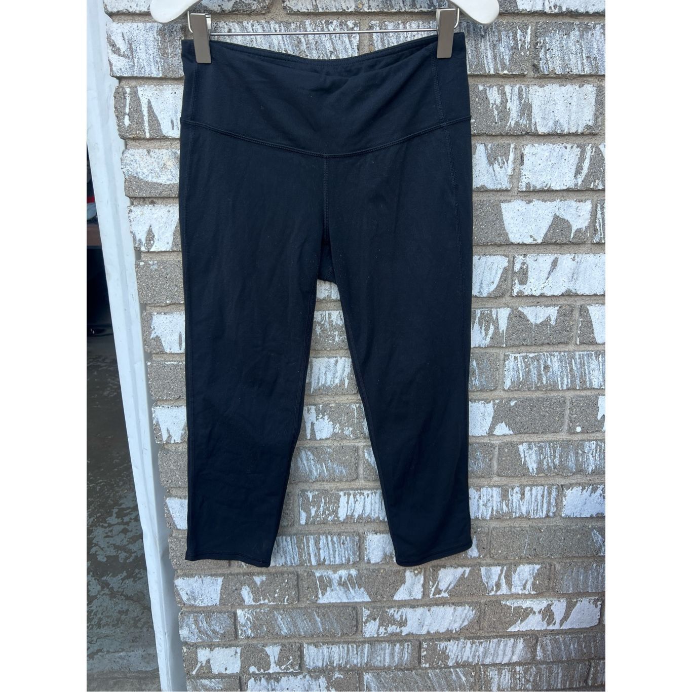 Athleta Athleta Black Cropped Leggings Woman’s Size Small- FLAWED-Bally Size 26" / US 2 / IT 38 - 1 Thumbnail