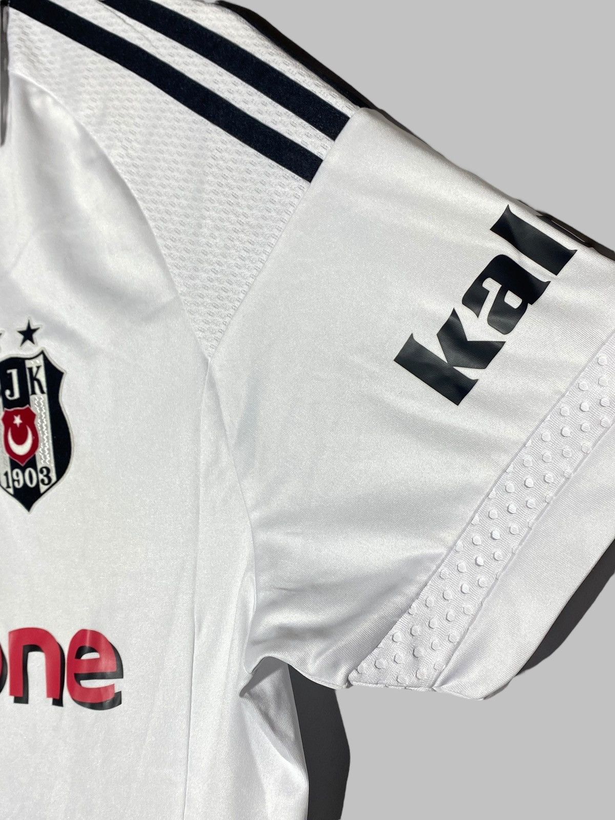 Adidas Adidas Besiktas FC 2015/16 Home Football Shirt Vodafone Size US M / EU 48-50 / 2 - 7 Thumbnail