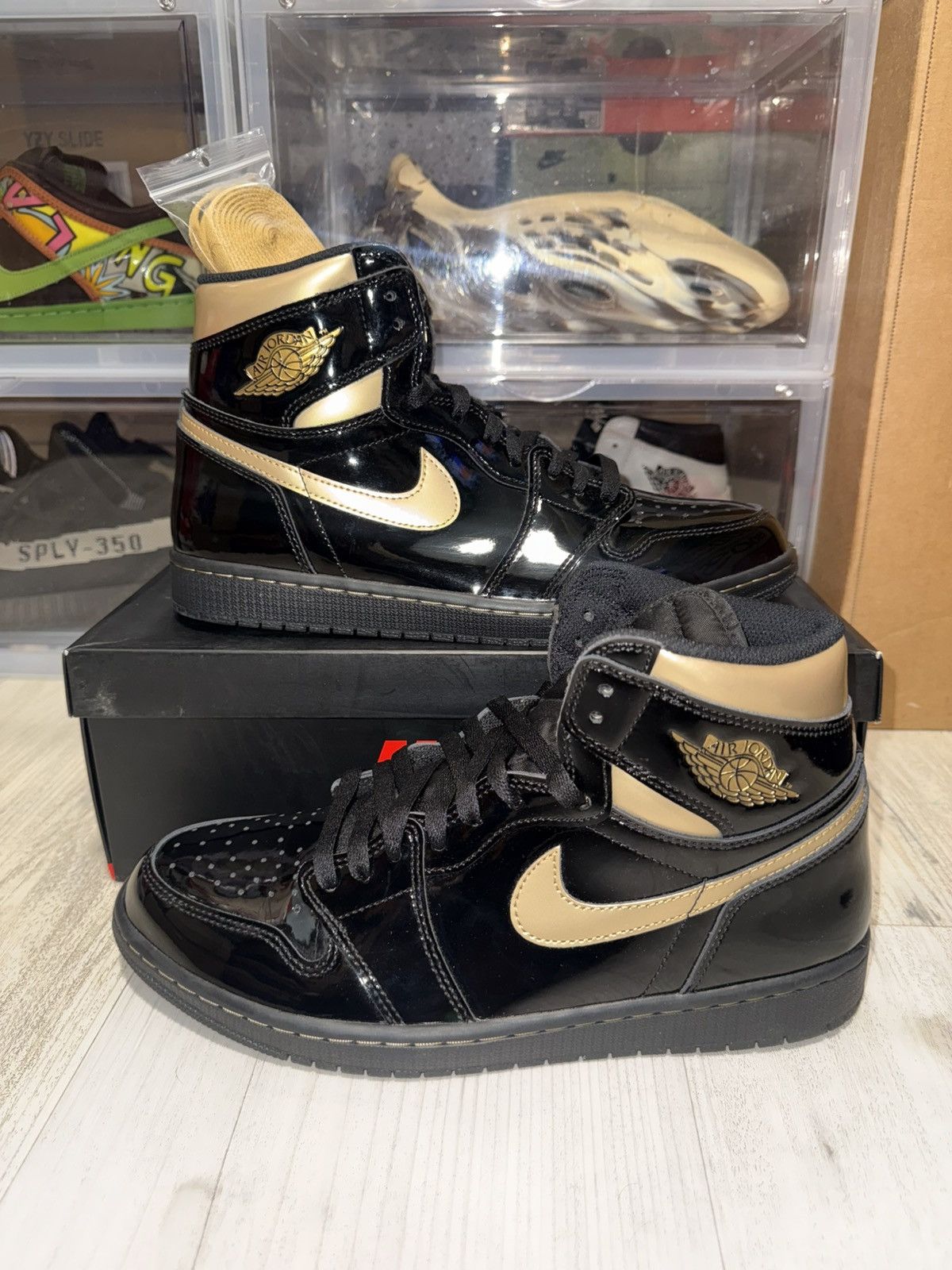 Jordan Brand Air Jordan 1 Retro High OG Black Metallic Gold Size US 11 / EU 44 - 2 Thumbnail