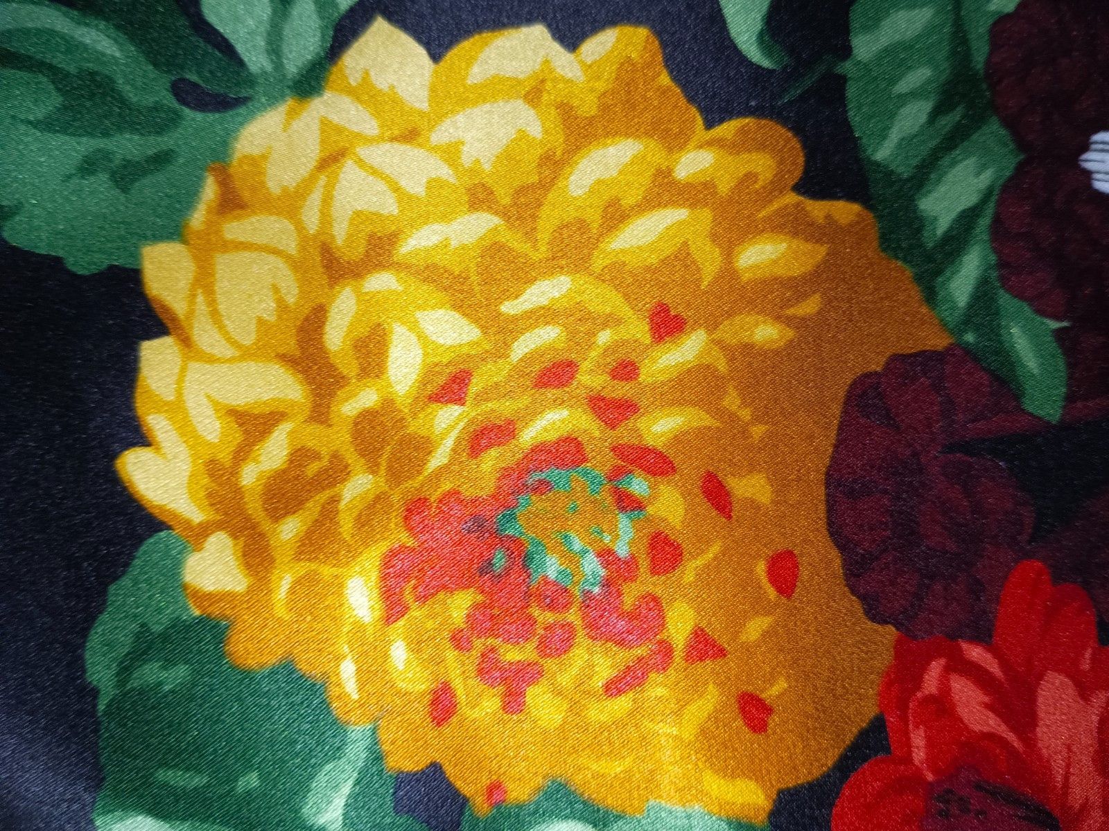 Gianfranco Ferre GIANFRANCO FERRE ITALY Red Roses Floral Silk Scarf Size ONE SIZE - 6 Thumbnail