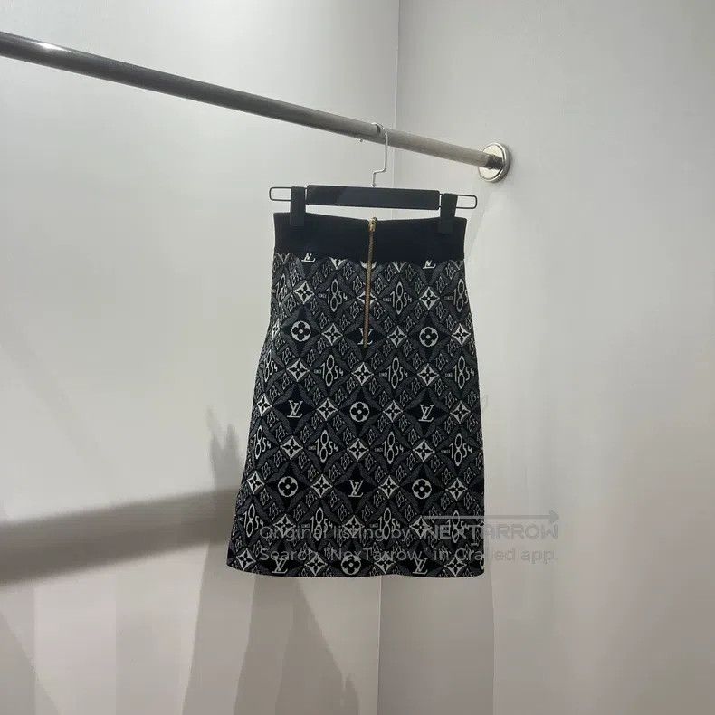Louis Vuitton Louis Vuitton size xs Full logo elastic waist casual skirt Size 24" / US 00 / IT 34 - 2 Thumbnail