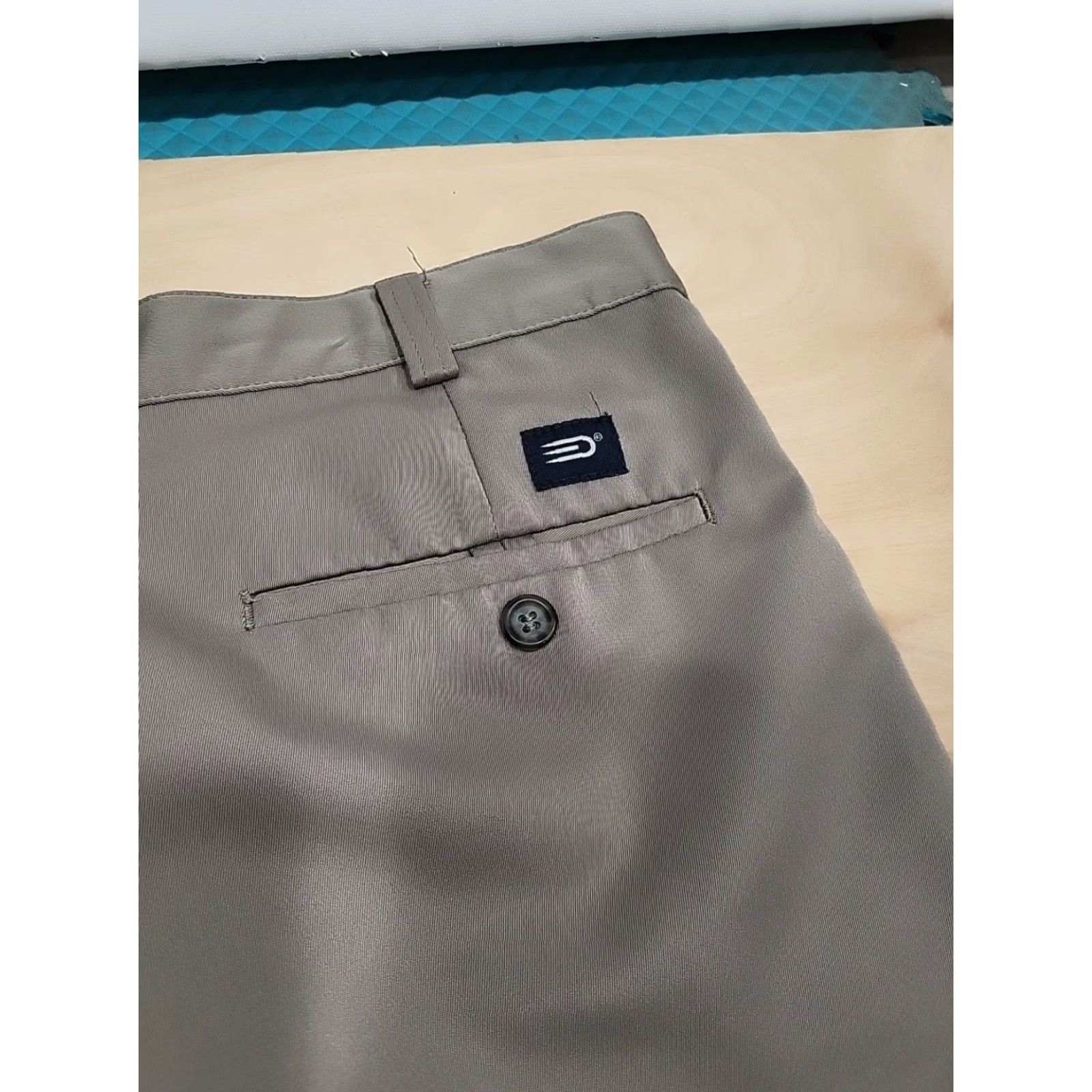 Dockers DOCKERS Pleated Golf Shorts 38 Regular Men Light Brown Polyester Chino Golf Outdoor 90s? No vintage. Size US 38 / EU 54 - 3 Thumbnail